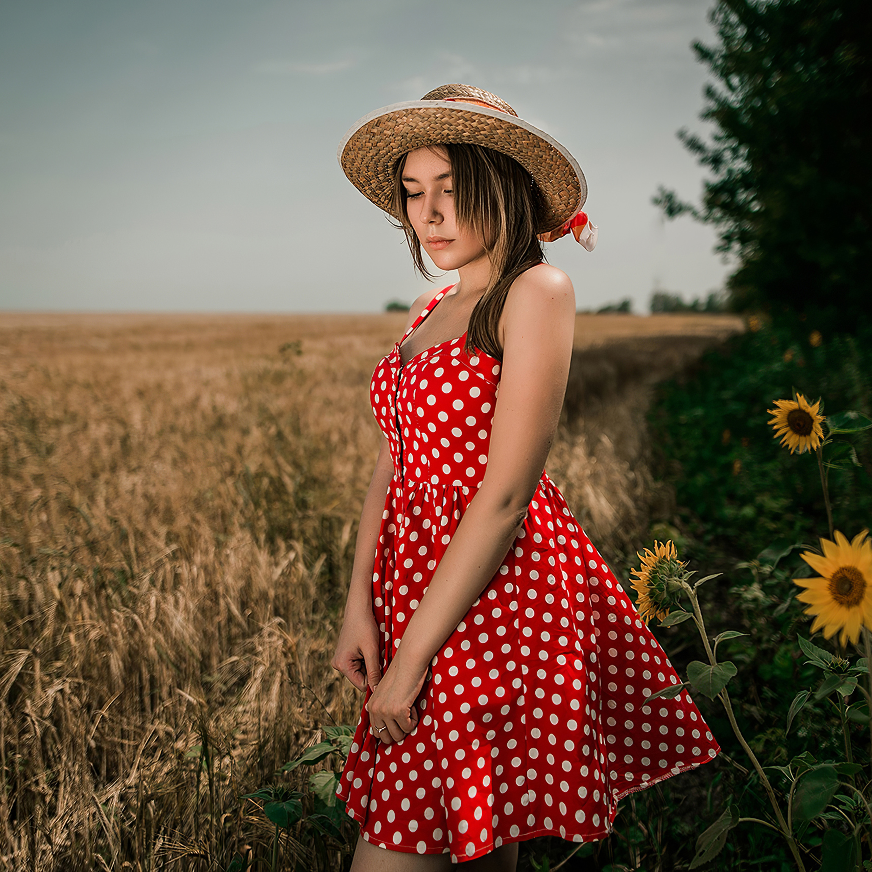 Девушка В Красном Платье И Шляпе