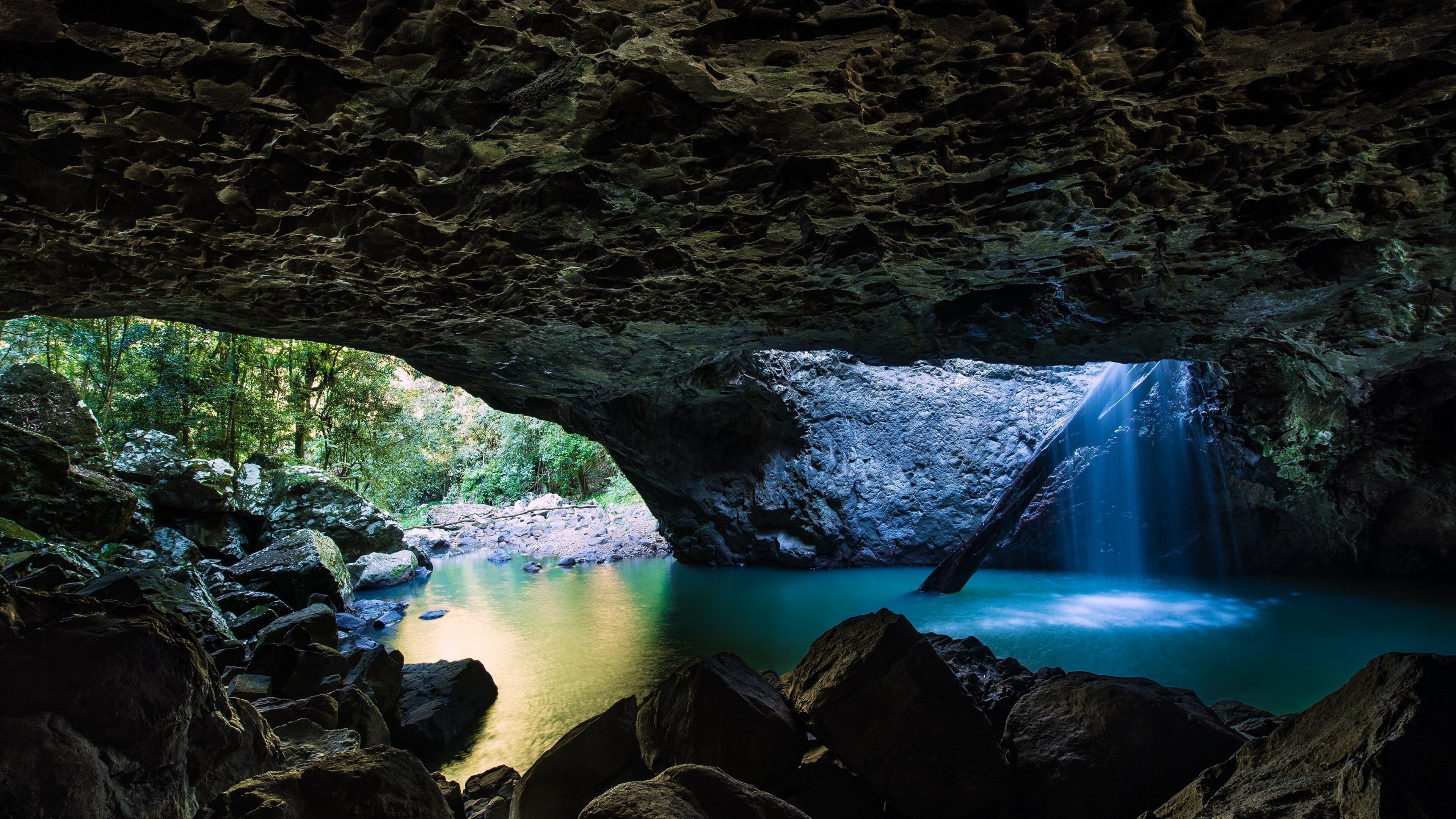 Вода в подземных реках и озерах. Пещеры Вайтомо новая Зеландия. Грот подземная пещера. Мамонтова пещера Сочи. Грот природный.