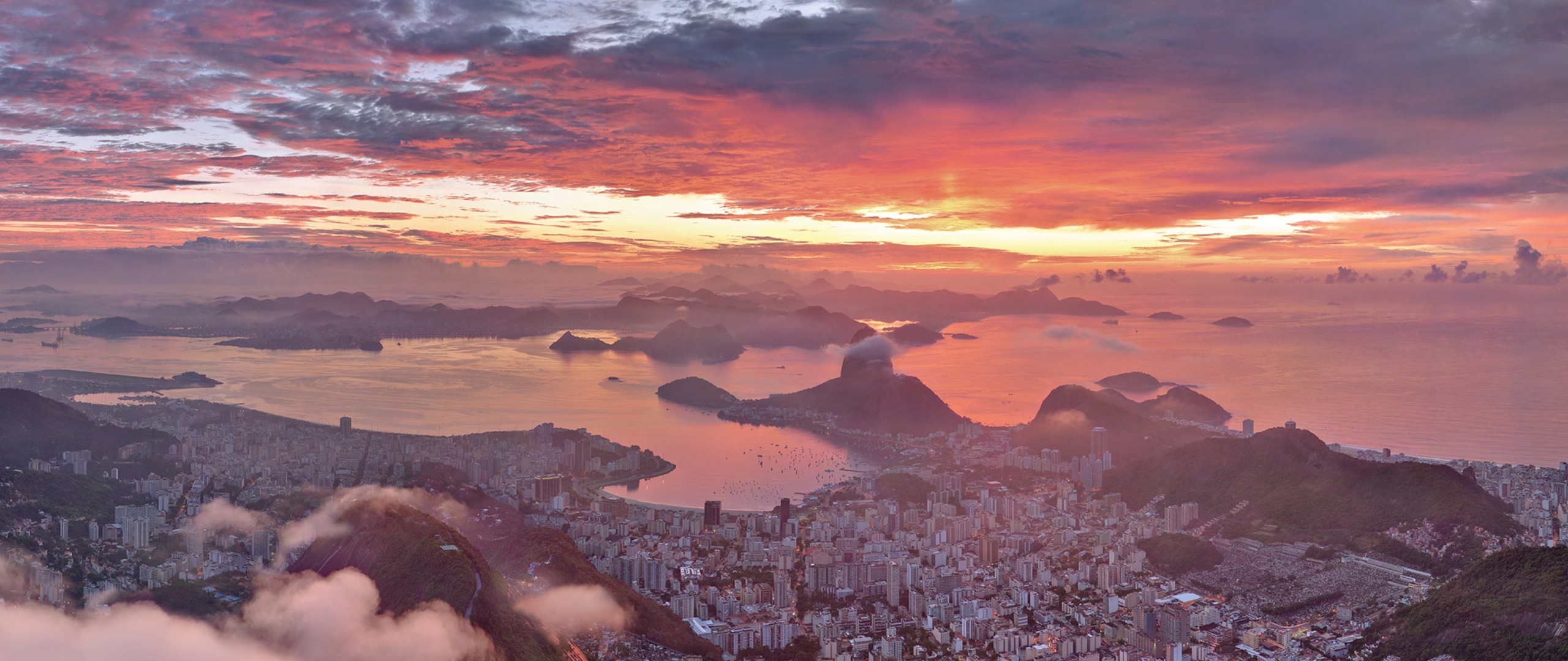 Amazing view. Рио-де-Жанейро. Рио де Жанейро с птичьего полета. Бразилия статуя Христа Спасителя. Небо над Рио де Жанейро.