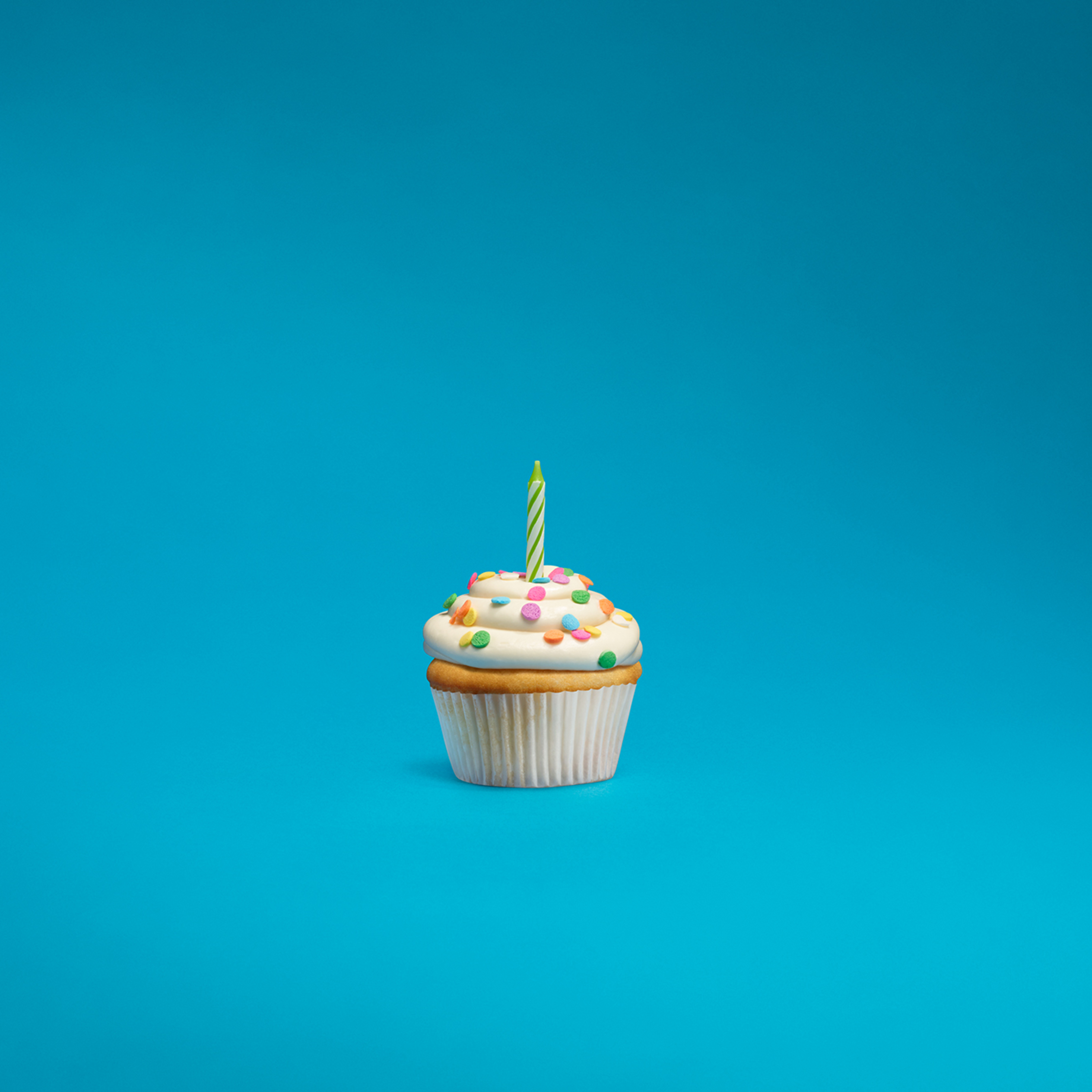 С днем рождения минималистично. Пирожное на день рождения. Пирожные фон. Кекс на голубом фоне. Пирожные на однотонном фоне.