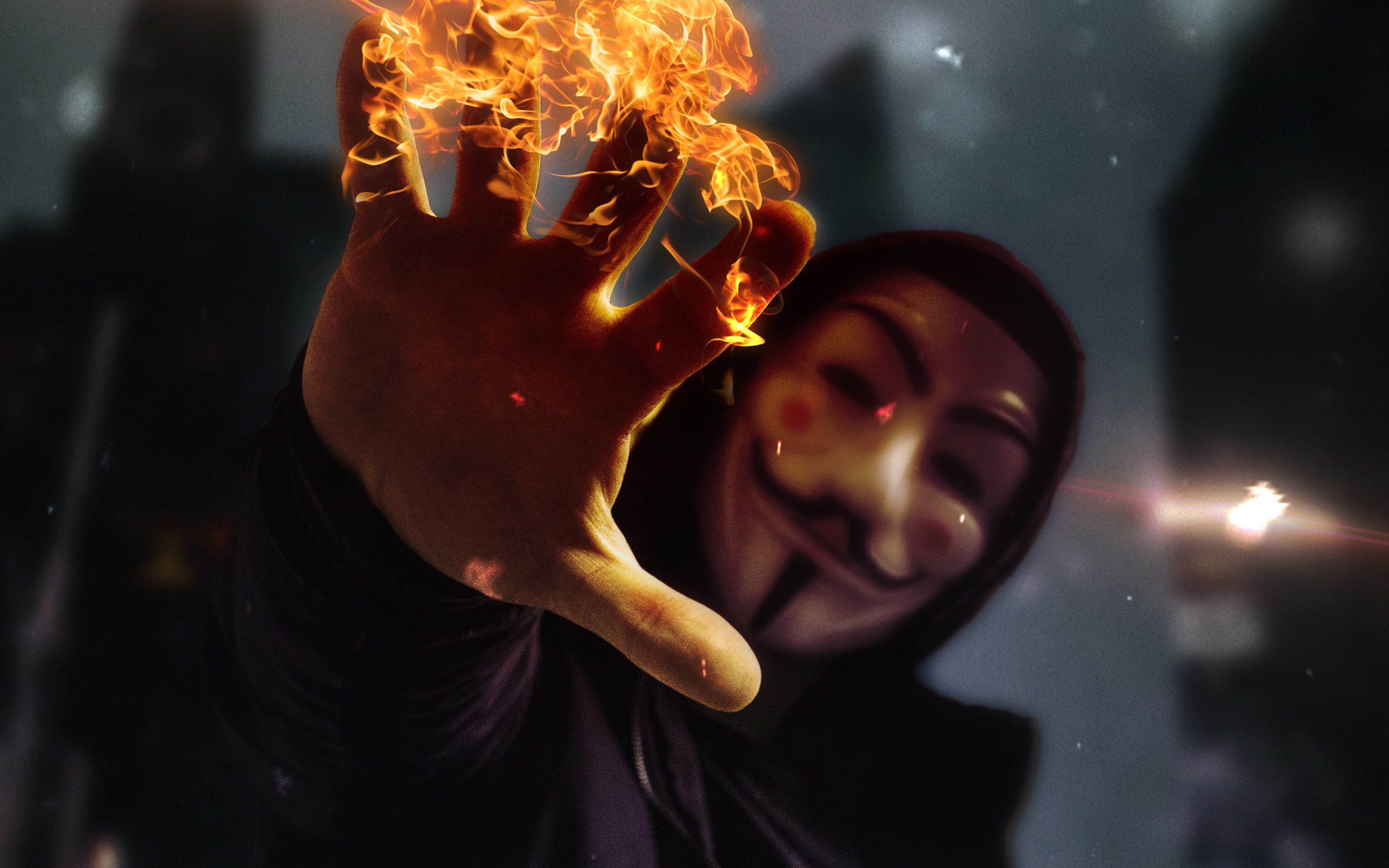 Горит лицо вечером у женщины. Огненный анонимус. Анонимус в огне. Человек в маске и в руке с огнем. Парень с маской у огня.