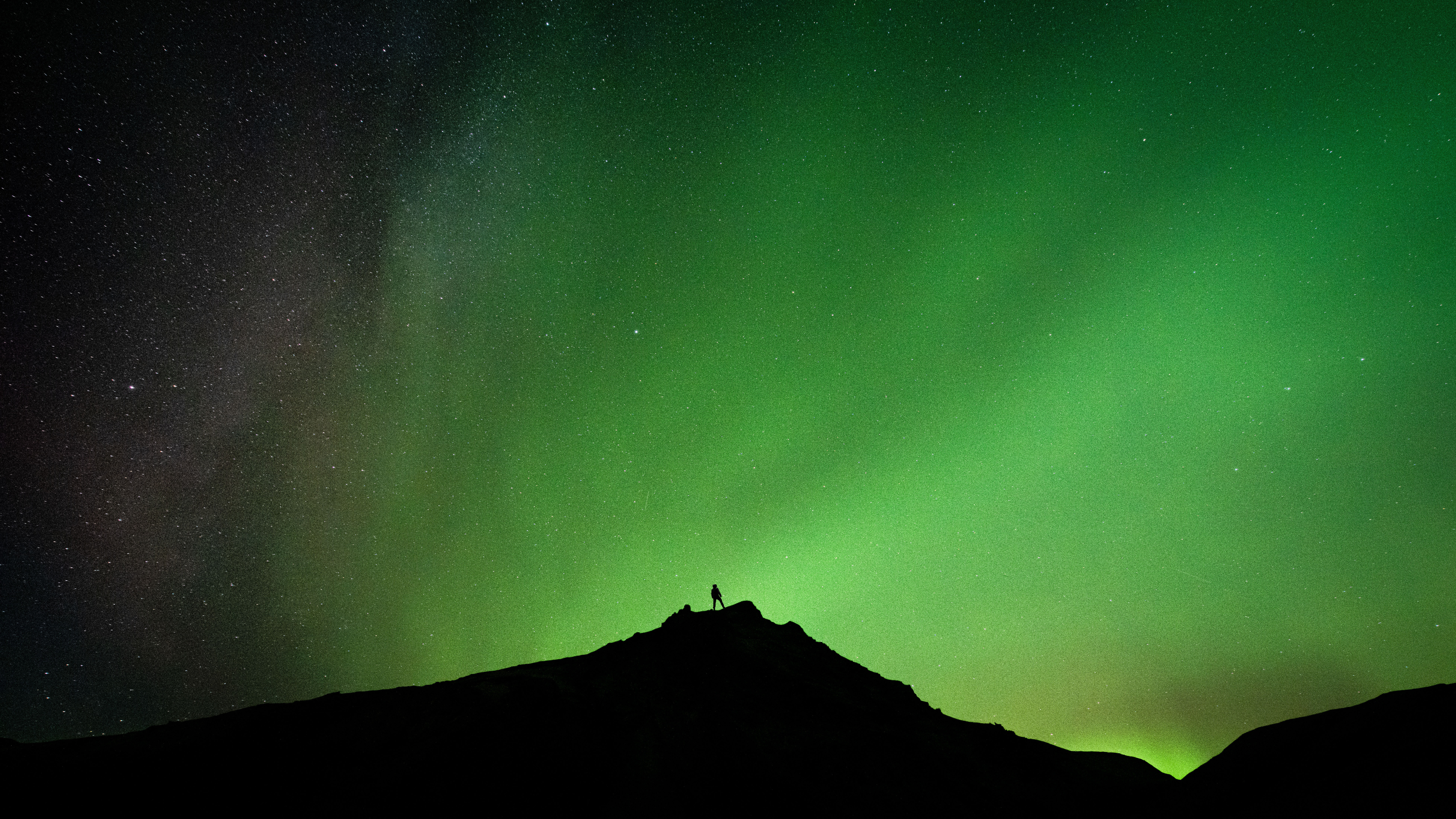 aurora-borealis-iceland-8k-z9.jpg