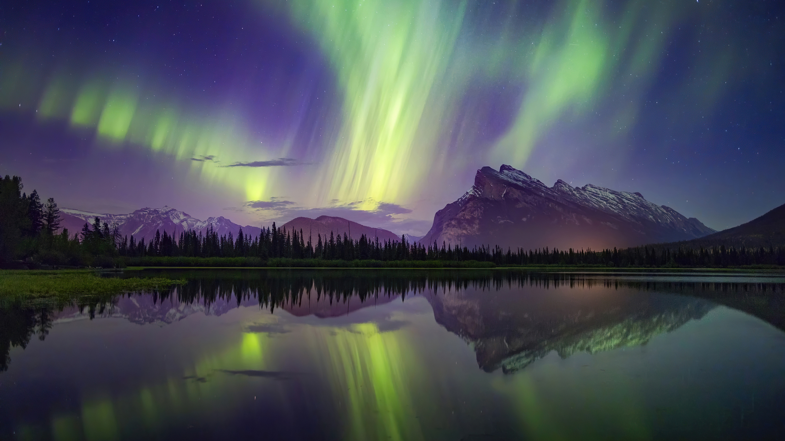 2560x1440-aurora-borealis-mountains-lake-reflection-banff-national-park