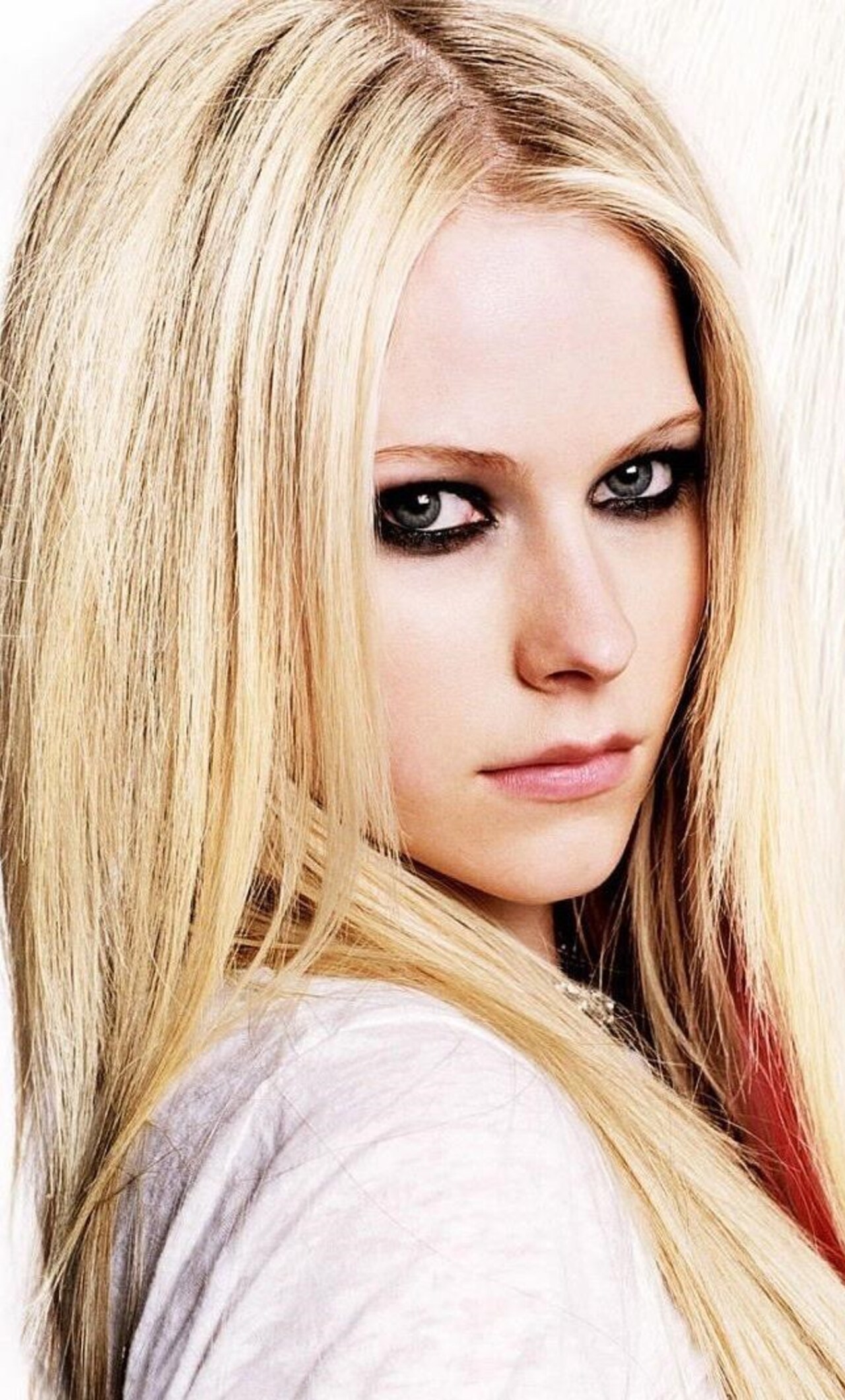 Avril Lavinge Blonde Hairs In 1280x2120 Resolution. avril-lavinge-blonde-ha...