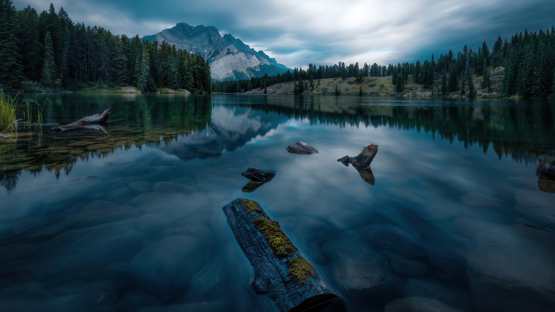 Lake Moraine Banff National Park Emerald Water Landscape Alberta Canada  Stock Photo - Download Image Now - iStock