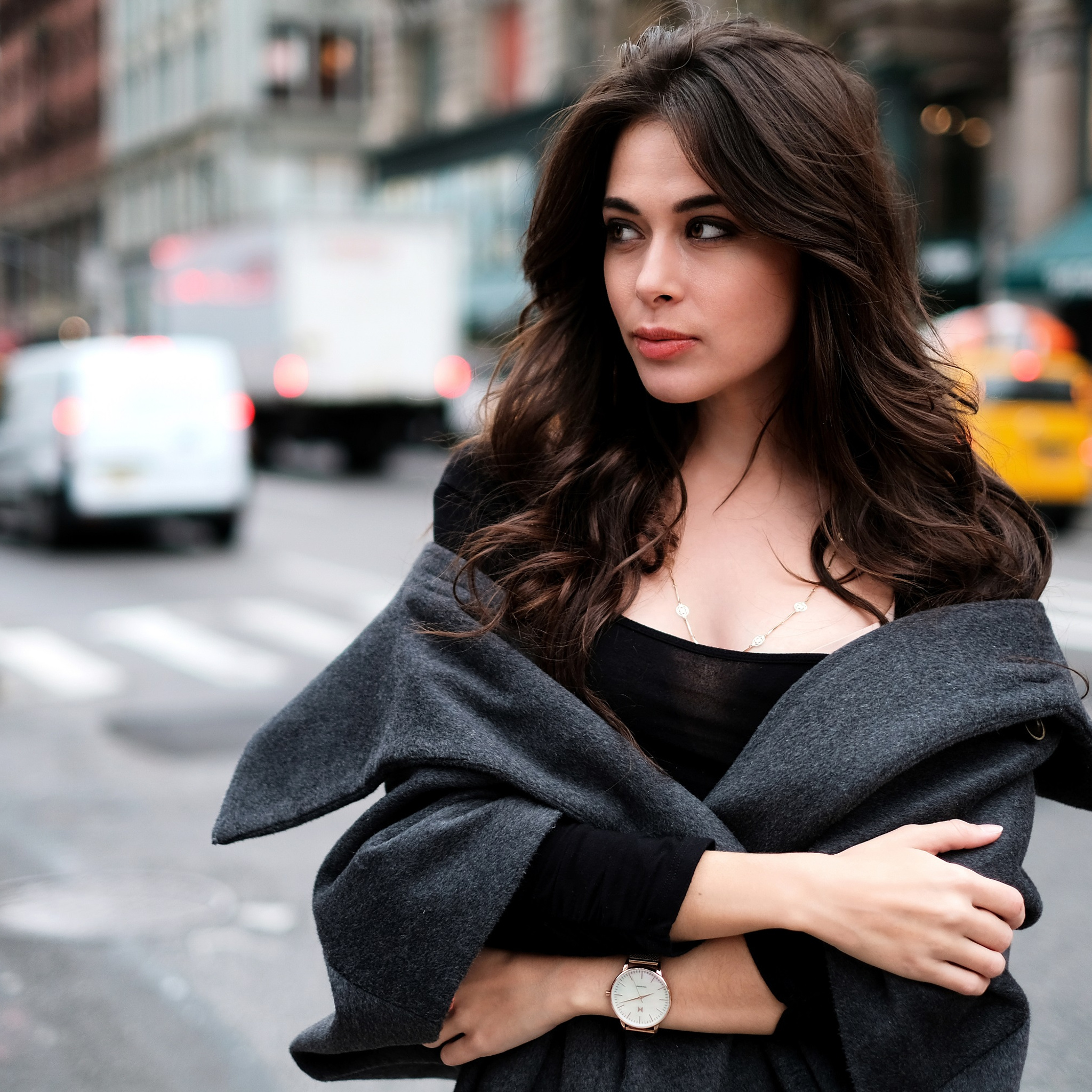 Красавицы в городе. Девушка в белом платье. Красавицы города аксай. Обычные девушки в платьях. Красивые фотосессии девушек в городе.