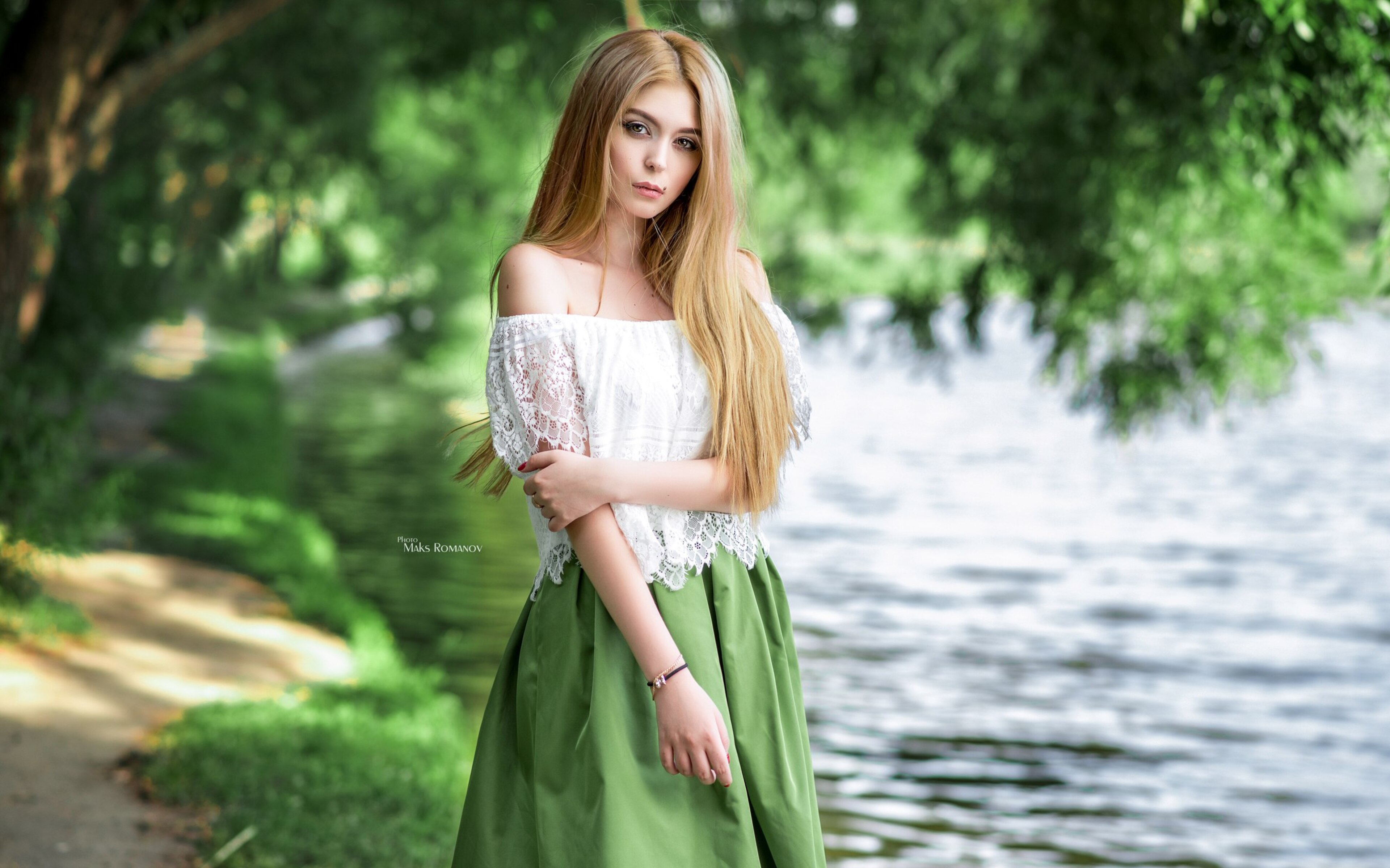 Милая девушка в платье. Девушка Maksim Romanov. Красивые платья на природе.
