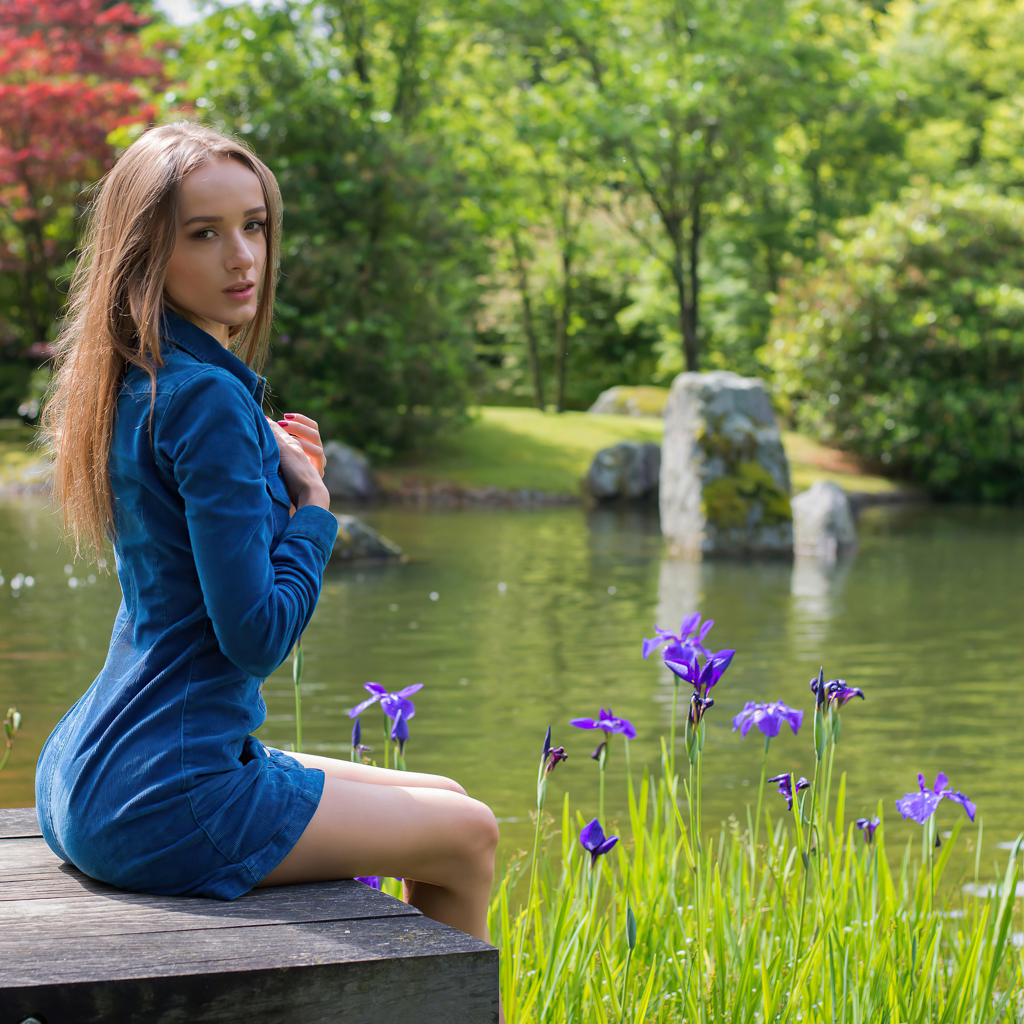 blue-dress-sitting-lake-side-5k-gd.jpg