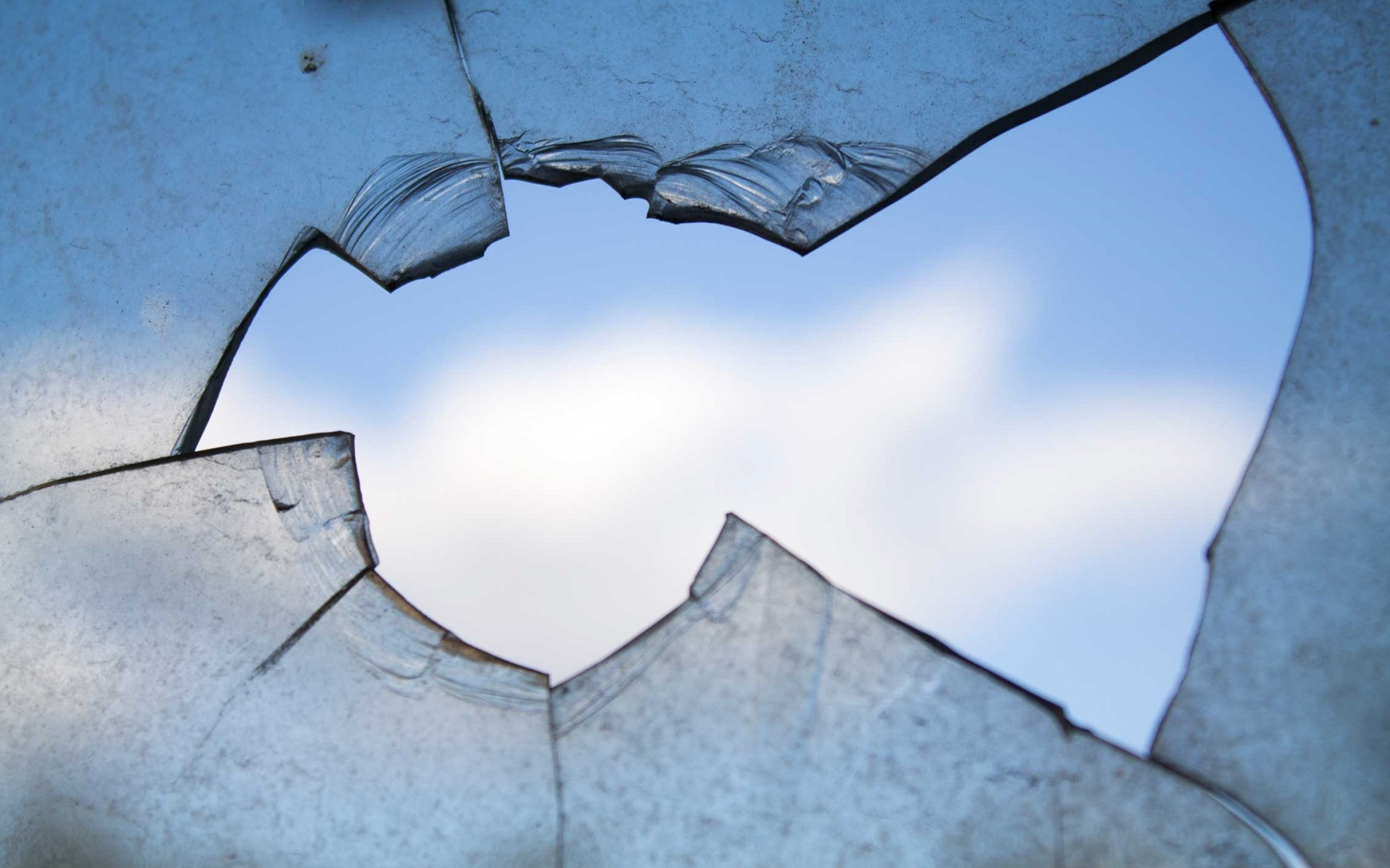 Разбитая стая. Разбитое окно. Трещина на стекле. Разбитые окна. Разбитое стекло в окне.