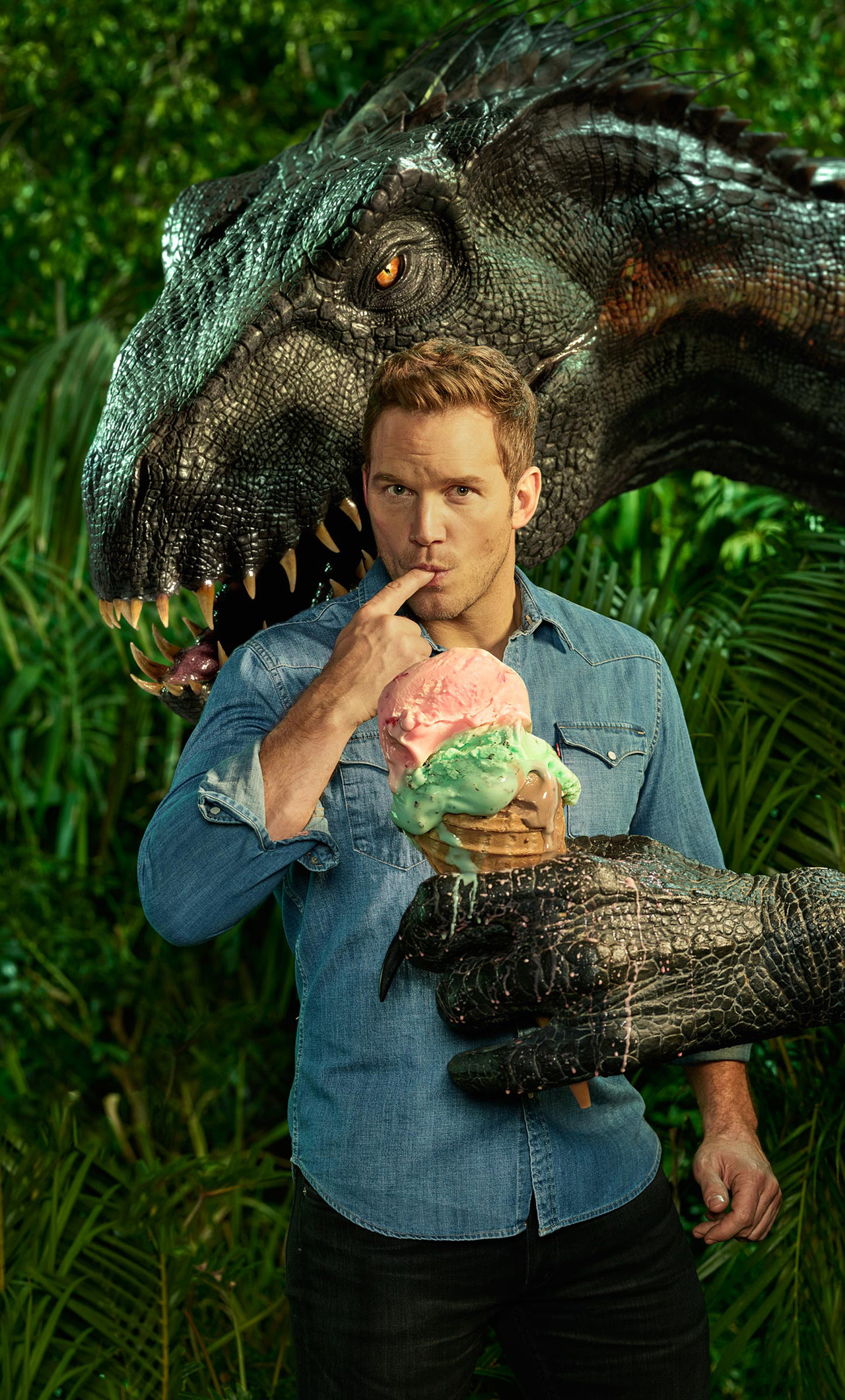 Chris Pratt With Indoraptor In Jurassic World Fallen Kingdom Entertainment ...
