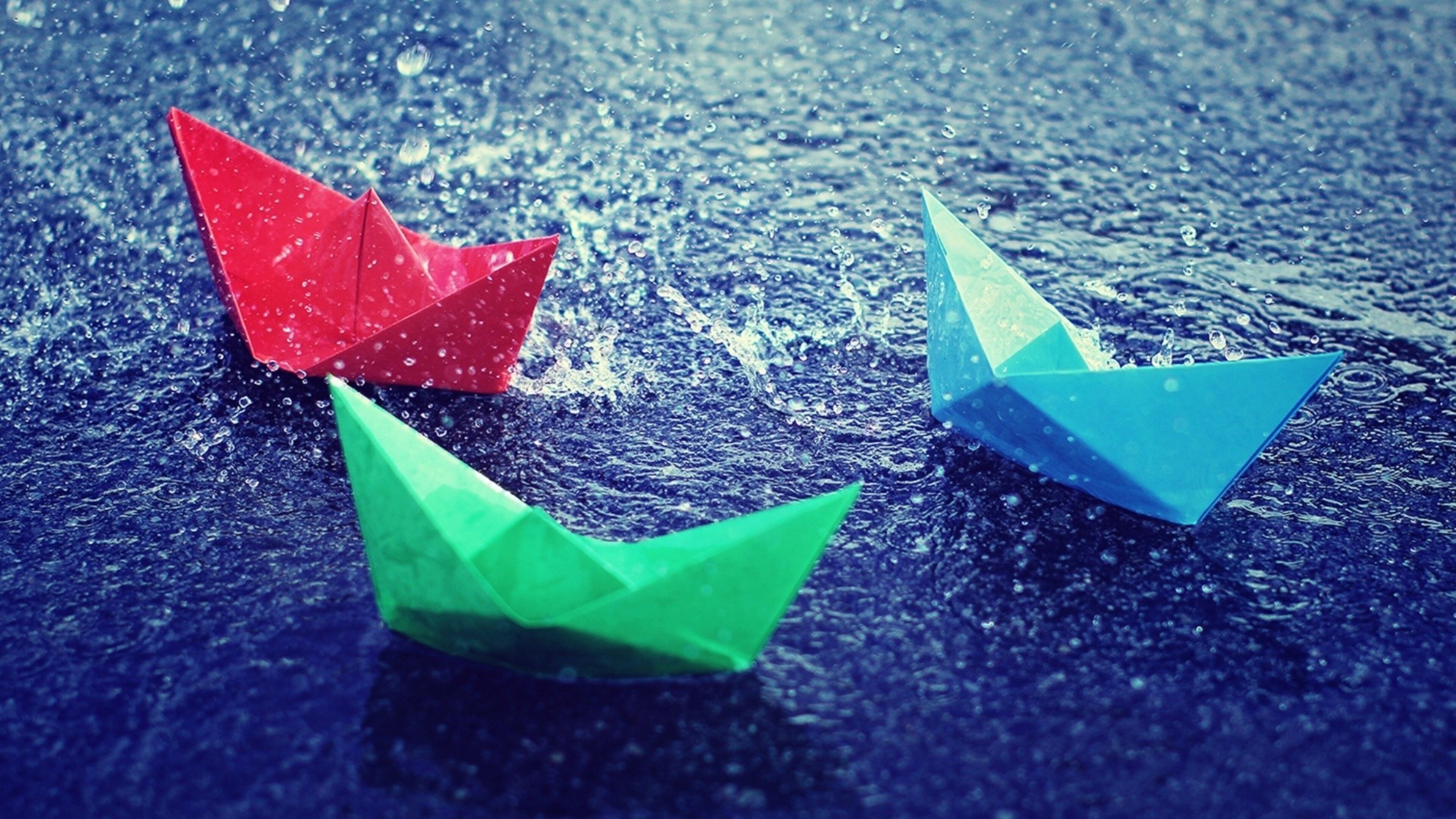 Кораблик из бумаги я по ручью пустил. Бумажный кораблик. Разноцветные кораблики. Красивый бумажный кораблик. День бумажного кораблика.
