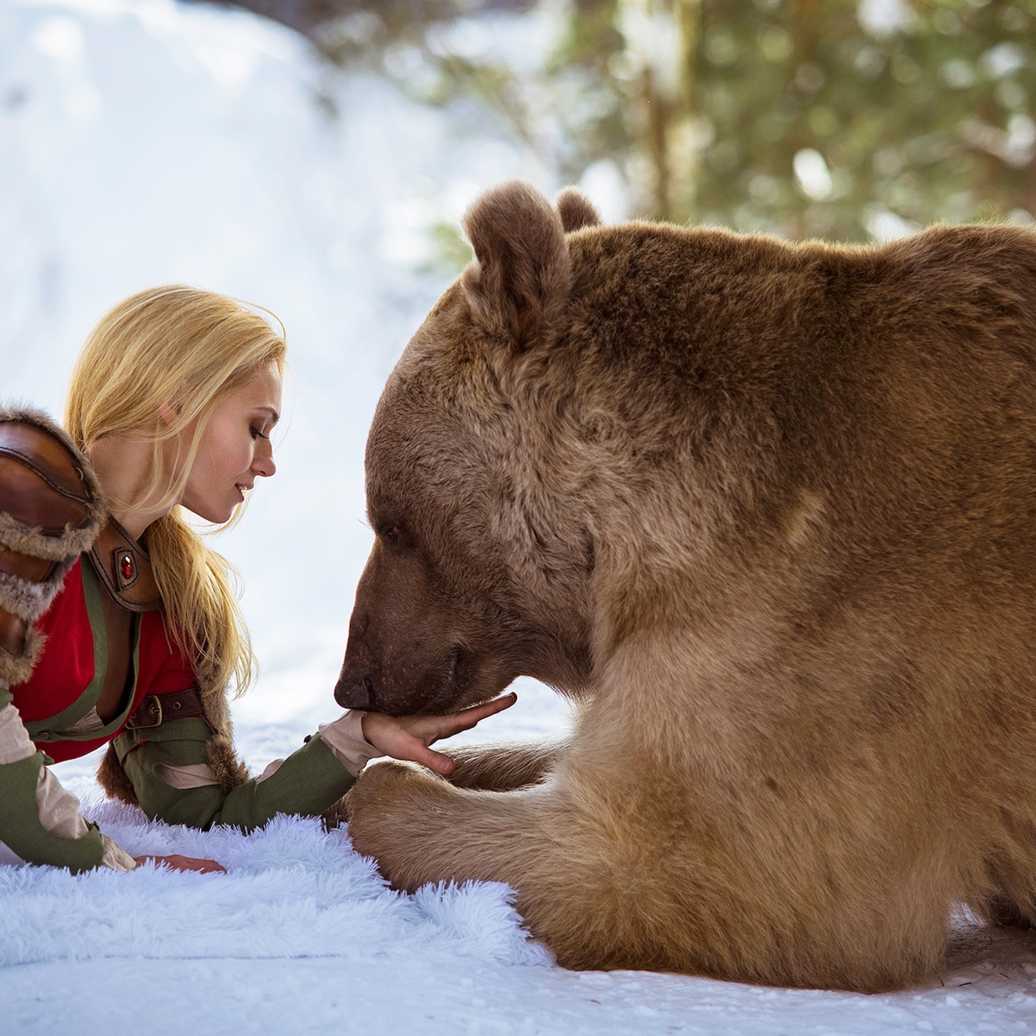 Медведь и девочка зима