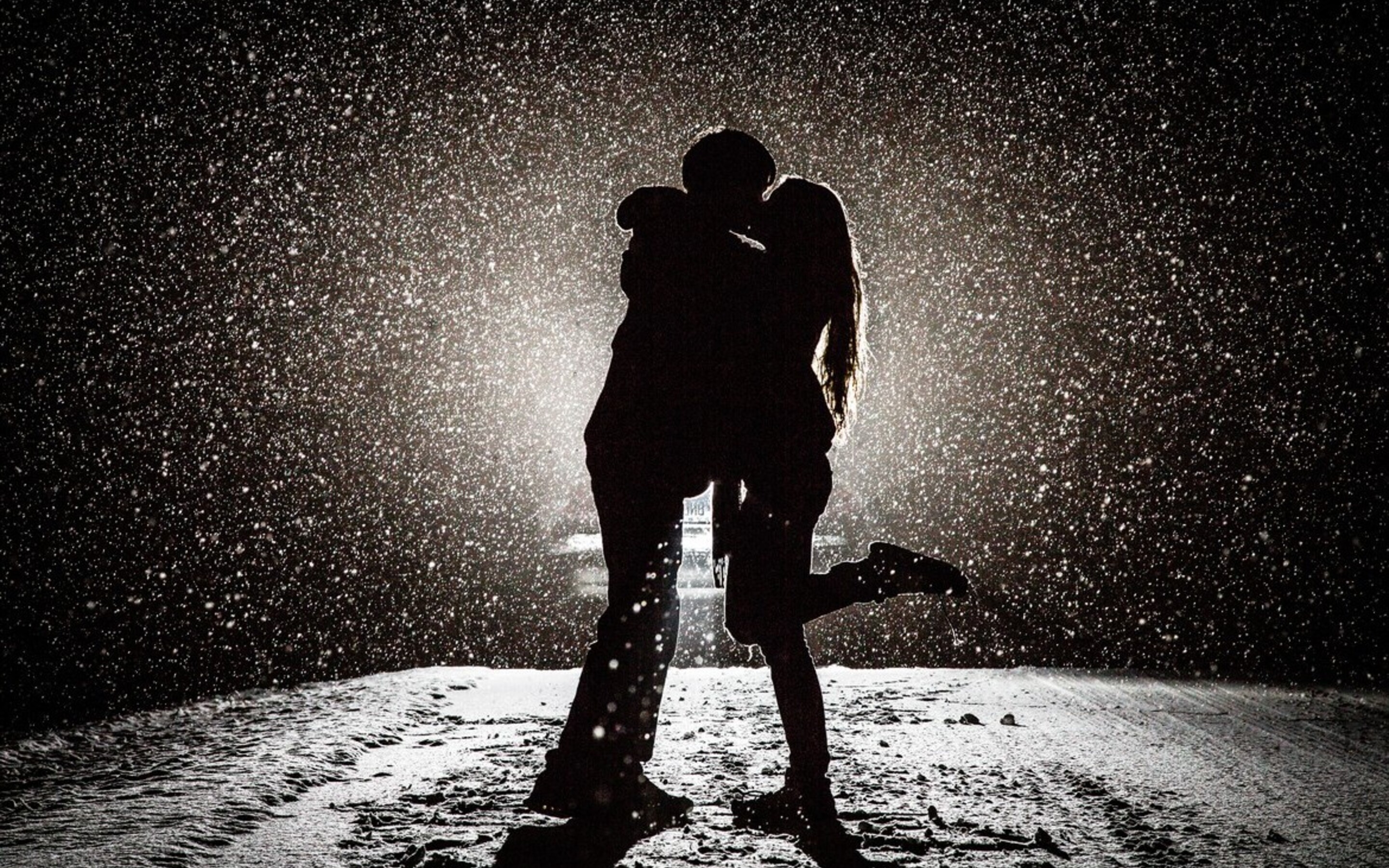 Двое играли в любовь пока. Поцелуй под Снегопадом. Пара ночью. Парень с девушкой ночью. Влюбленные зимой ночью.