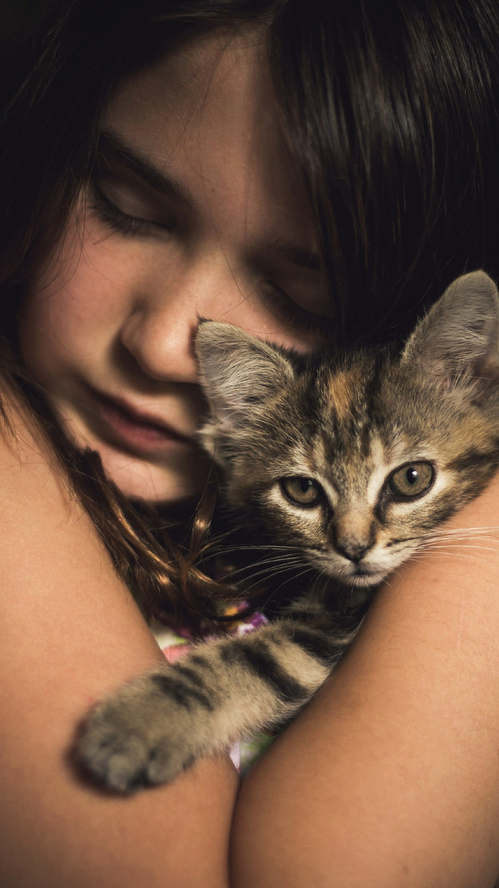 cute-little-girl-with-kitten-lk.jpg