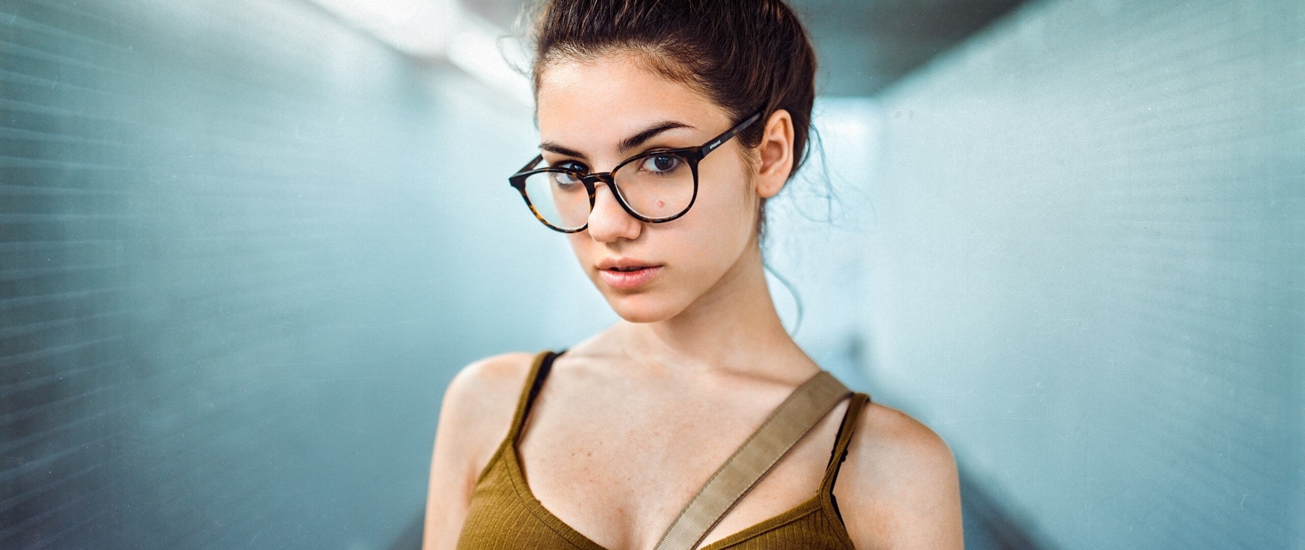 Delaia Gonzalez In Glasses Subway In 2560x1080 Resolution. delaia-gonzalez-...
