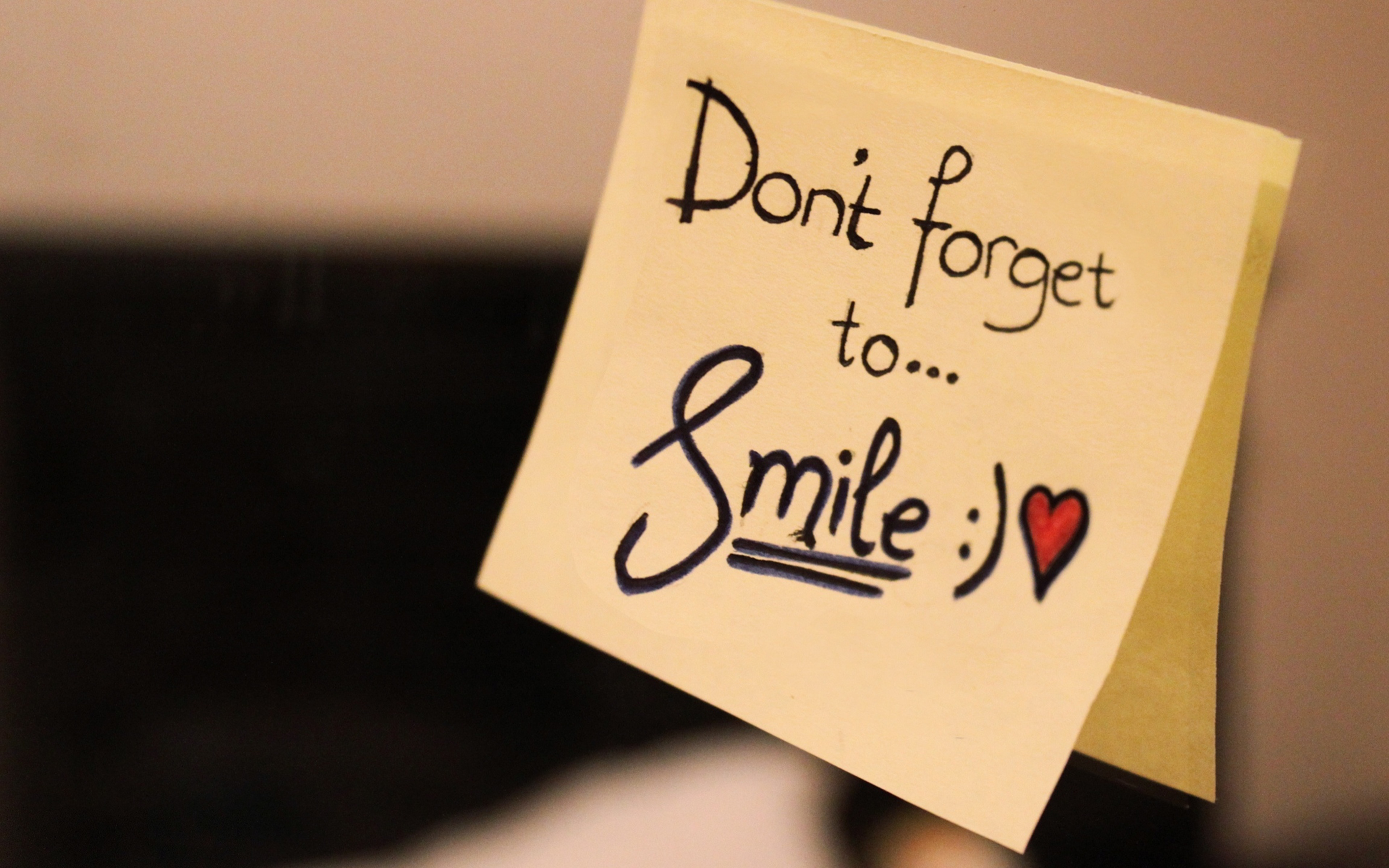 Dont day. Улыбнись тебя любят. Красивые слова про улыбку. Позитивные надписи. Улыбнись фразы красивые.