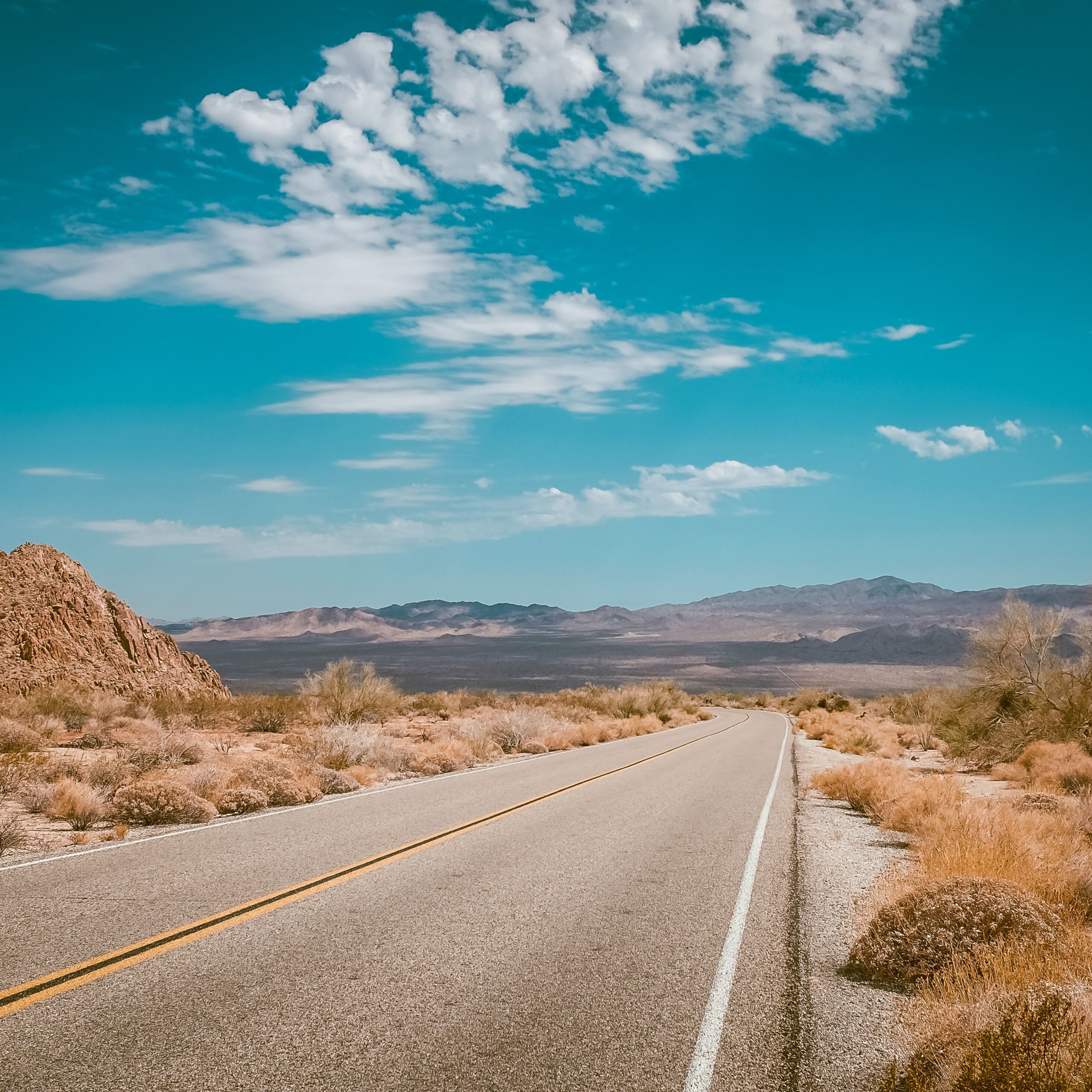 4 роад. Пустыня США Невада трасса. Дорога в пустыне. Пустыня с дорогой. Пустая дорога.