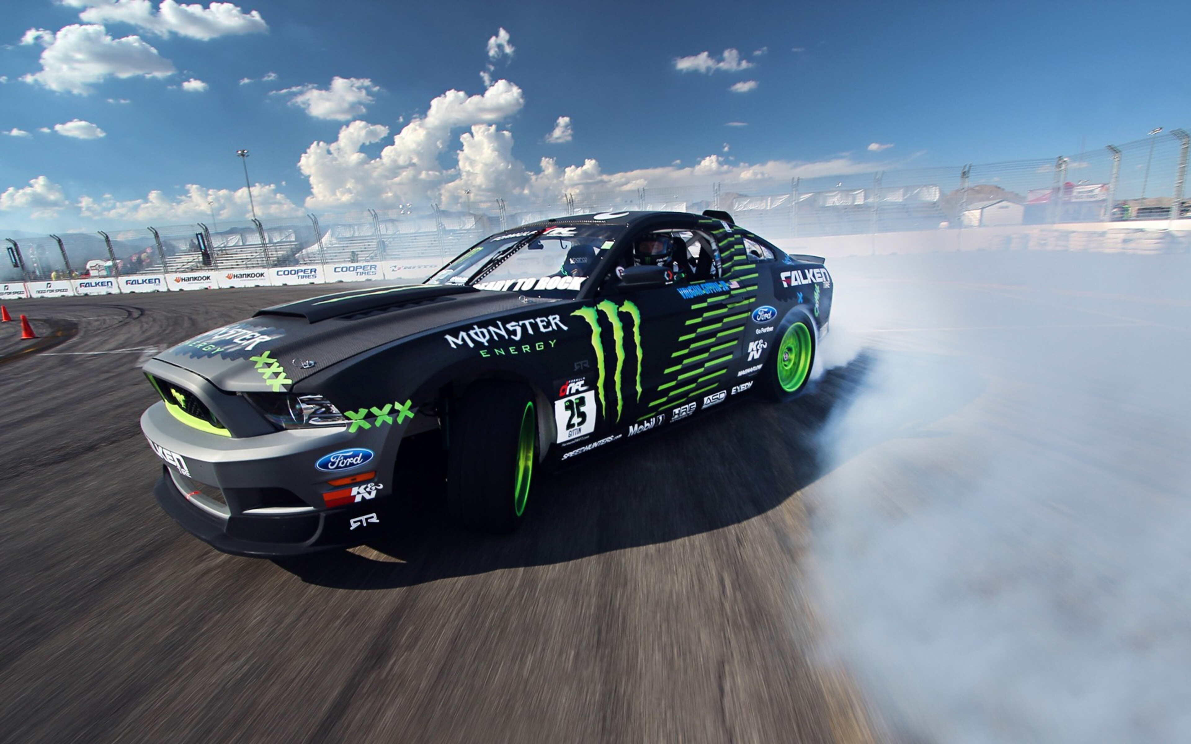 Гонки на спорткарах. Ford Mustang RTR Monster Energy 2015. Форд Мустанг Monster Energy. Гоночный Форд Мустанг. Мустанг дрифт.