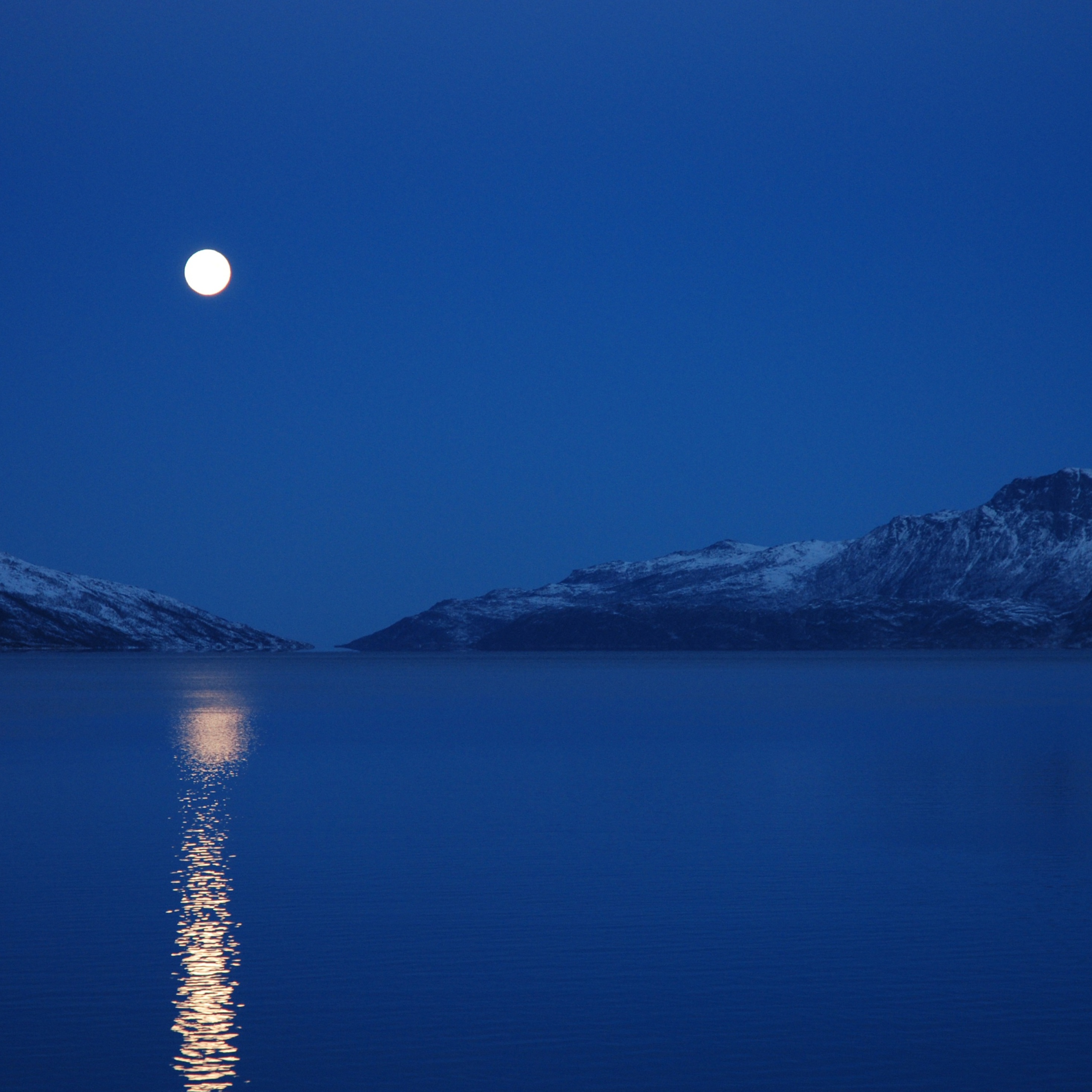 Луна озера ночи. Фирвальдштетское озеро. Фирвальдштетское озеро Швейцария. Фирвальдштетское озеро ночью. Лунный свет над Фирвальдштетским озером.