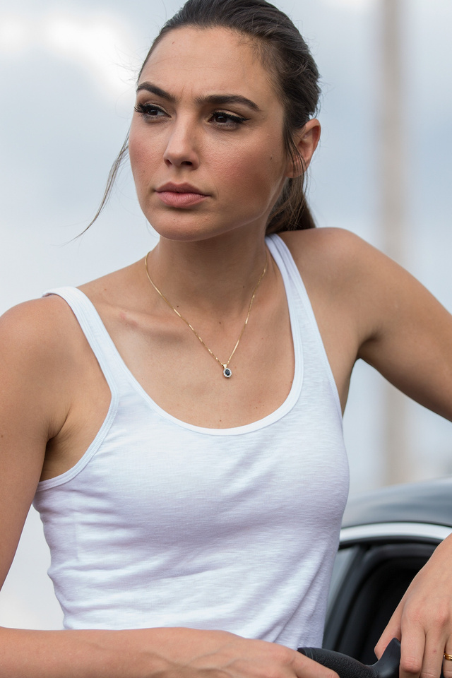 640x960 Gal Gadot In Keeping Up With The Joneses 4k iPhone 4, iPhone 4S ...