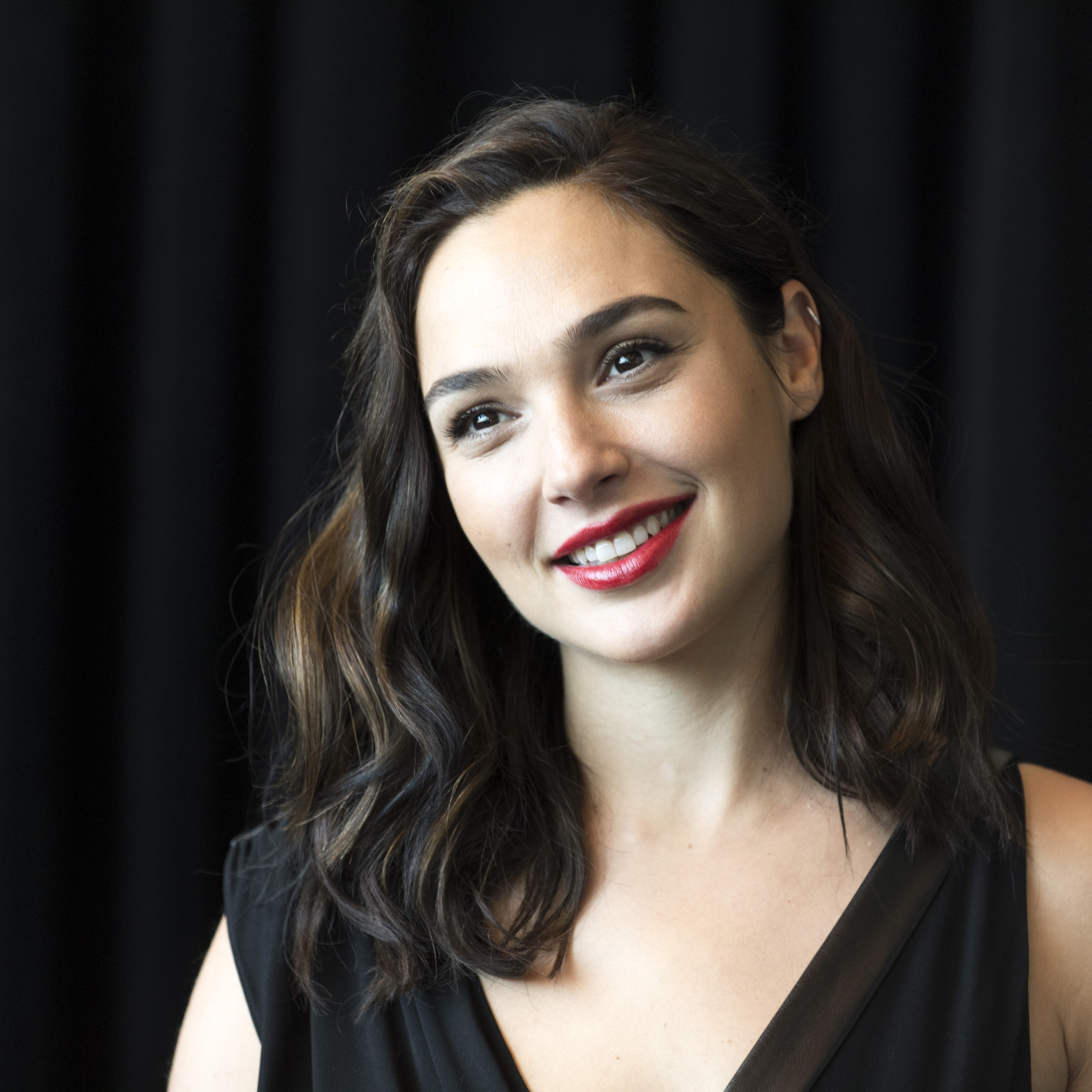 2932x2932 Gal Gadot Smiling 5k Ipad Pro Retina Display ,HD 4k ...