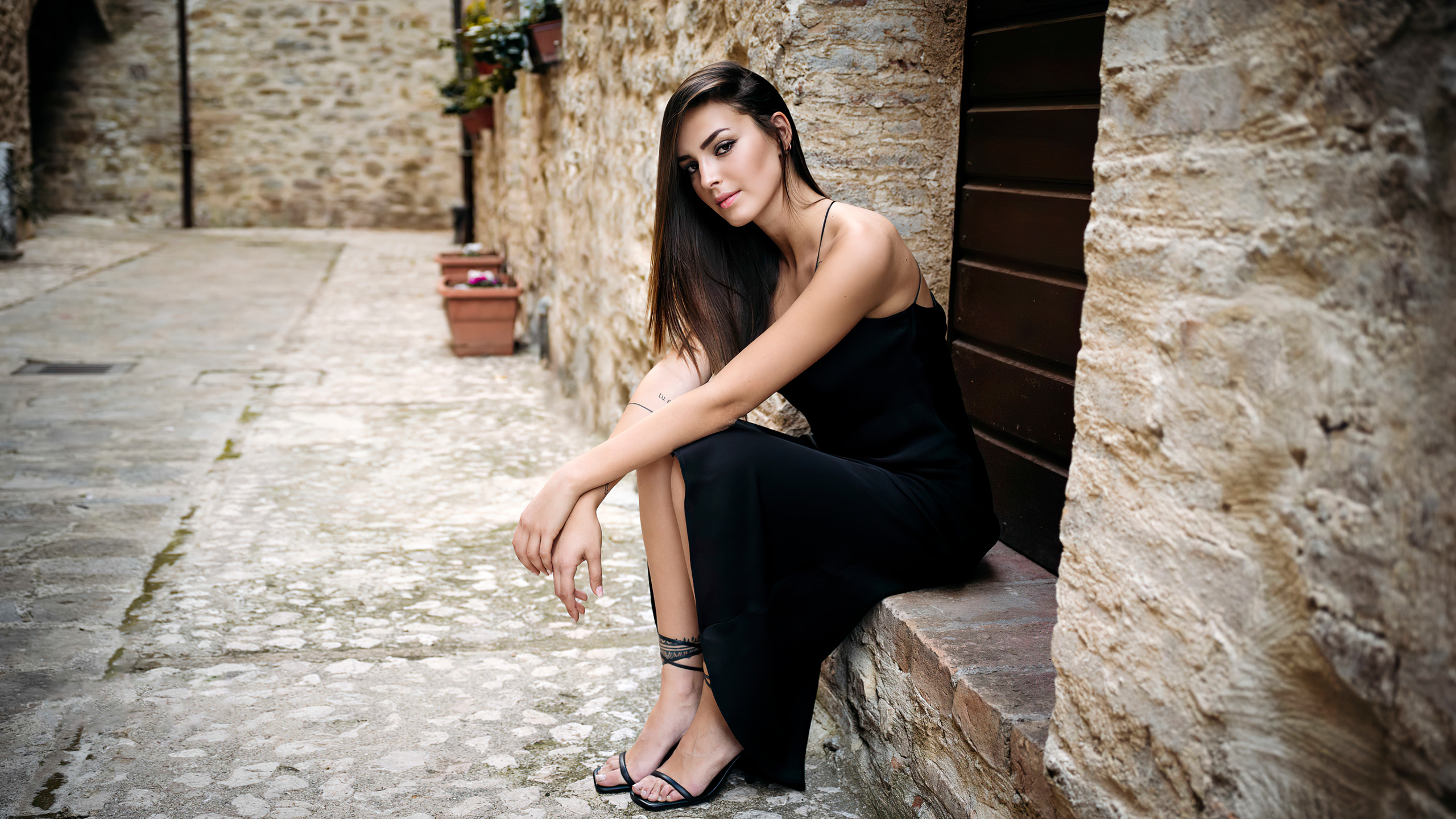 2560x1440 Girl In Black Dress On Streets Of Italy 1440P Resolution ,HD ...