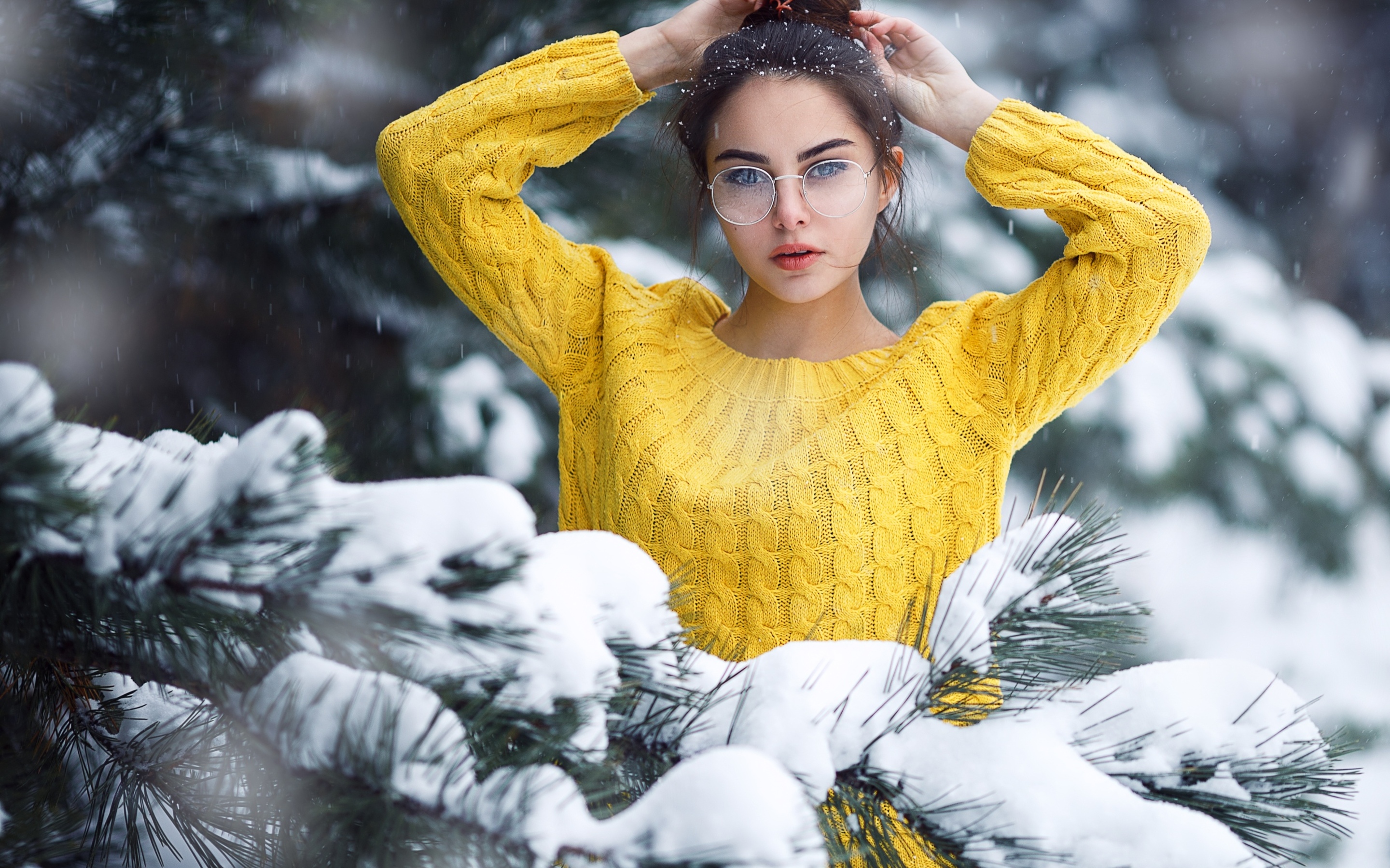 Слушать новинки января 2023. Фотомодели зимой. Зимний свитер. Модель зимой в очках. Девушка модель снег.