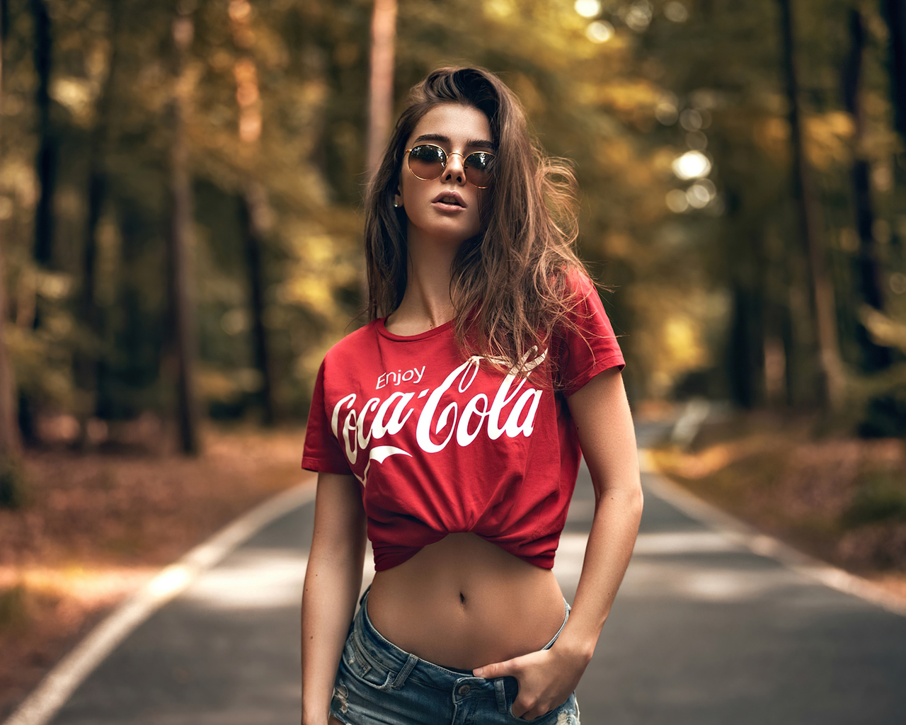 girl-sunglasses-coca-cola-dress-4k-p7.jpg