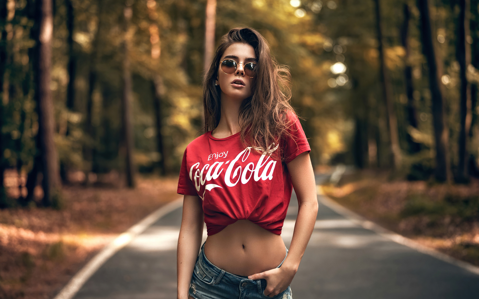 girl-sunglasses-coca-cola-dress-4k-p7.jpg