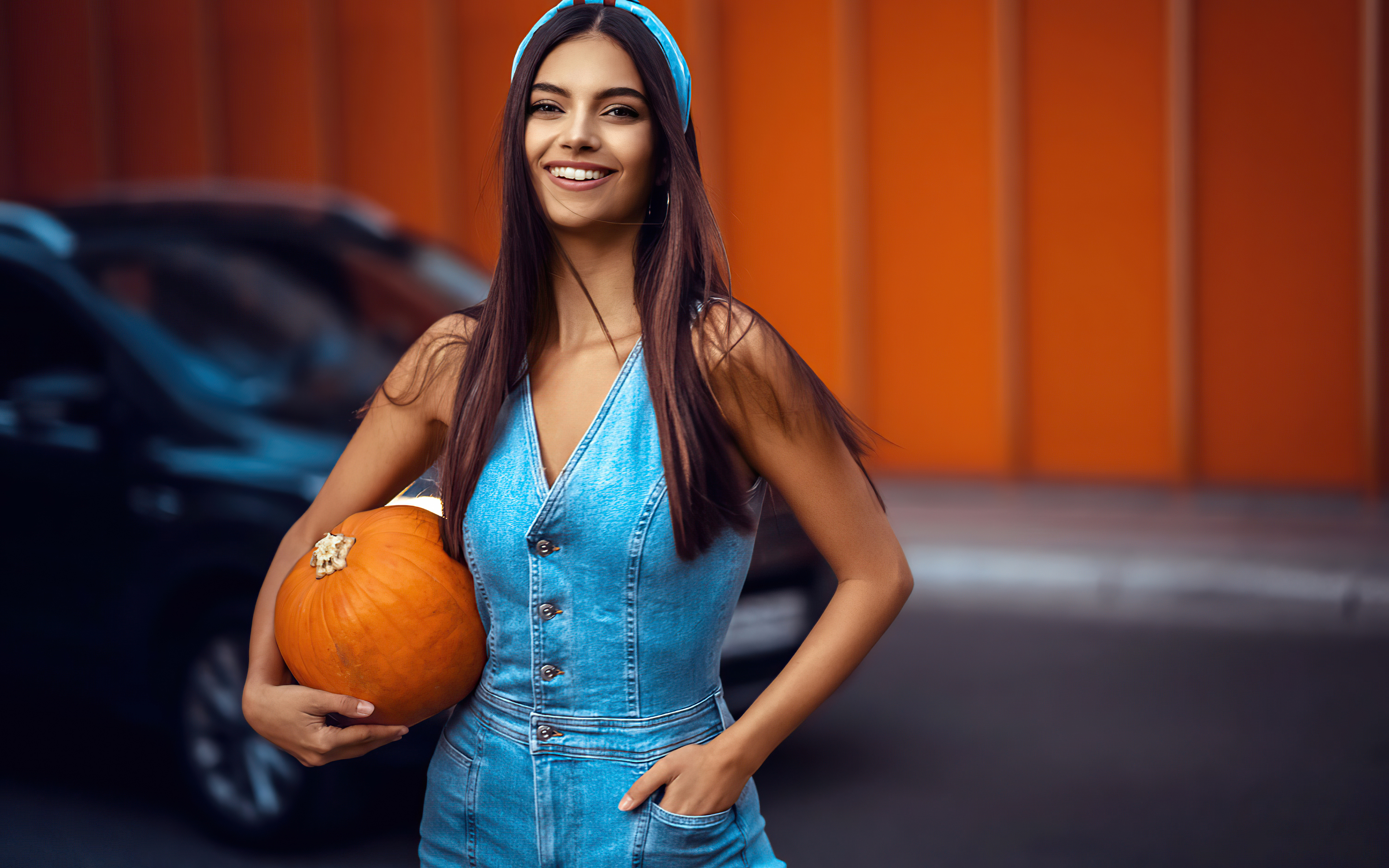 girl-with-halloween-pumpkin-5k-8g.jpg