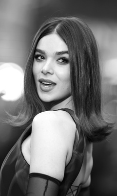 240x400 Hailee Steinfeld At Sinners Movie Premiere Acer E100,Huawei
