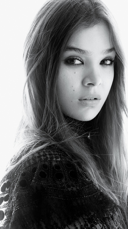 412x732 Hailee Steinfeld Black And White 412x732 Resolution HD 4k ...