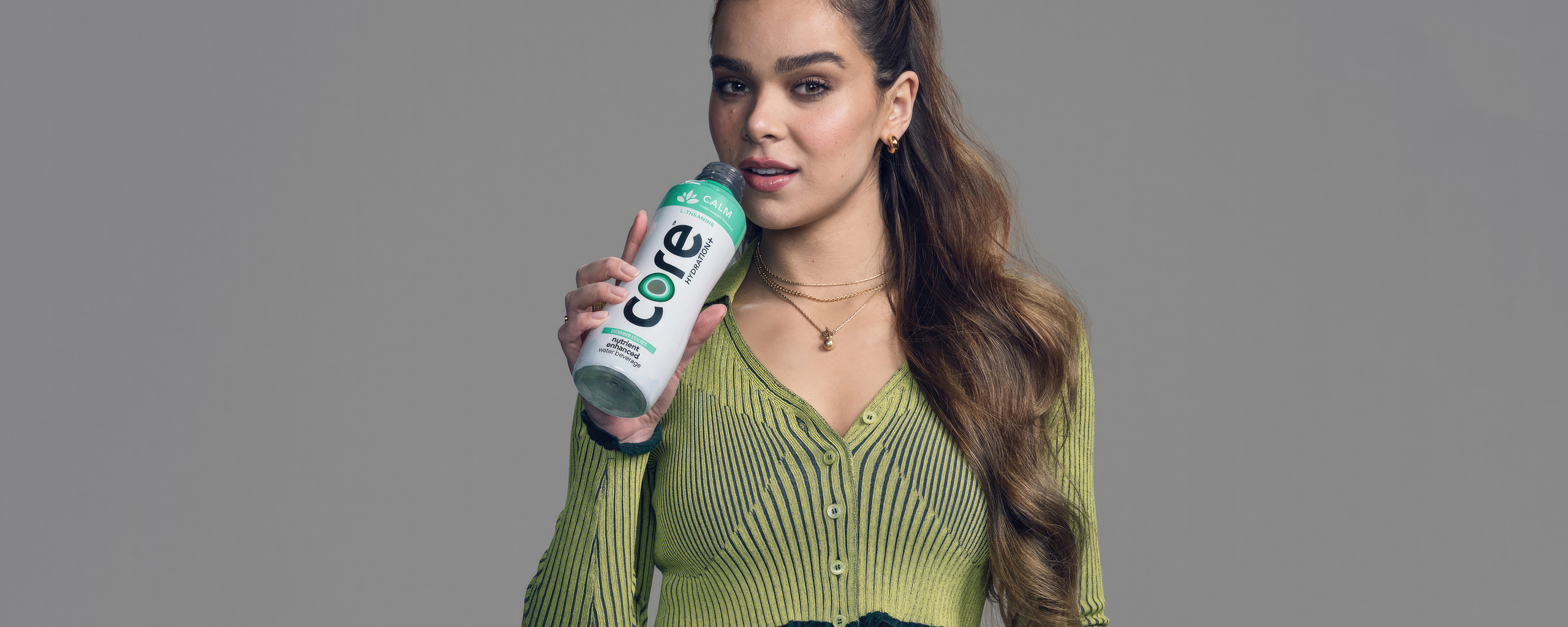 2560x1024 Hailee Steinfeld Core Hydration 2023 4k 2560x1024 Resolution