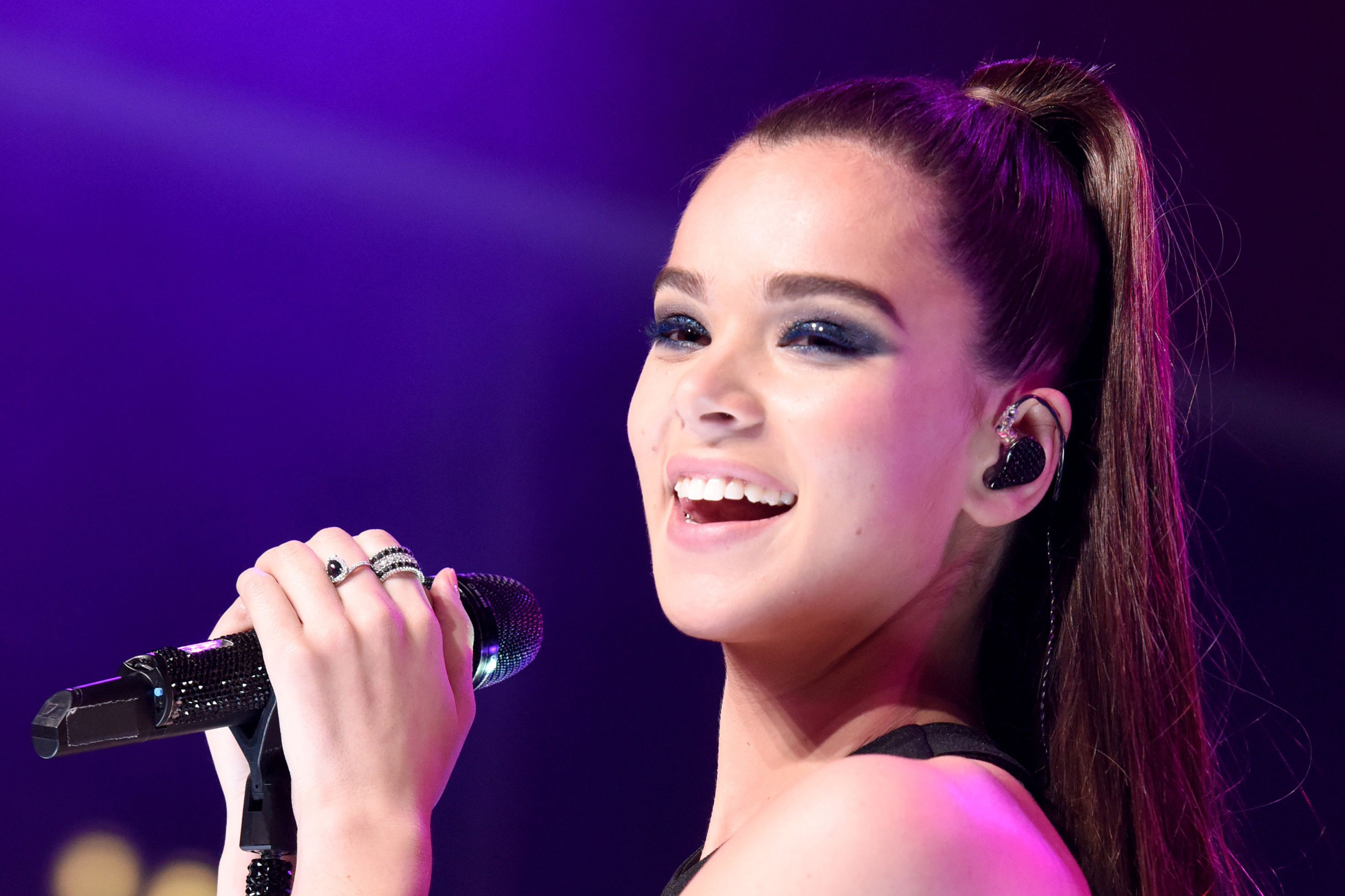 3840x2560 Hailee Steinfeld Singer Cute Smile Live Performing 2018 ...