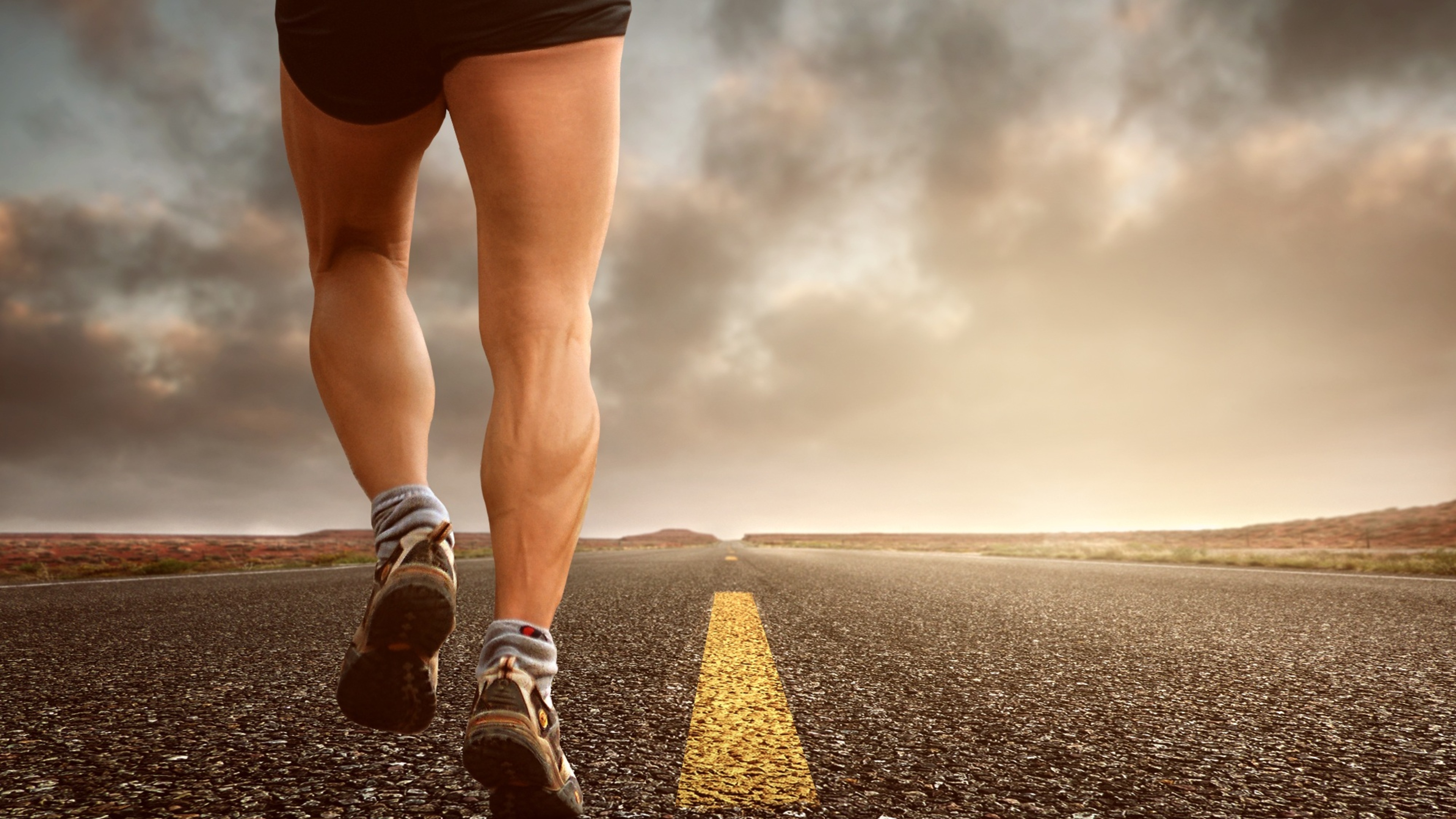 Мотивация картинки. Спортивные ноги. Бегущие ноги. Ноги бегунов. Бегающий человек.