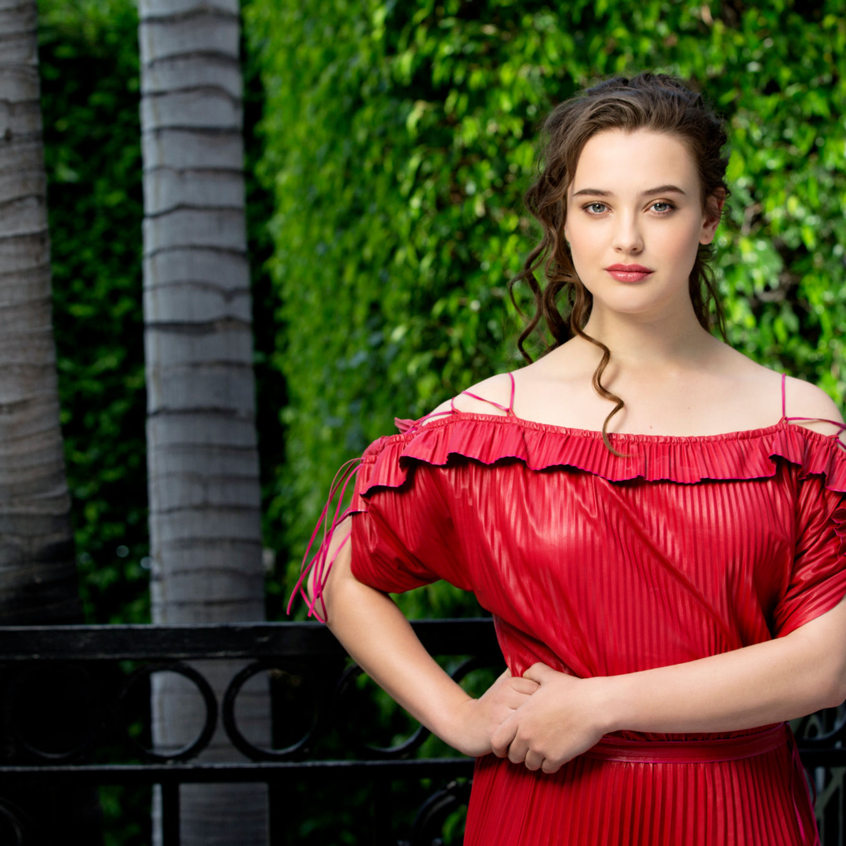 Кэтрин время. Katherine Langford красный платья. Каштановые волосы и красное платье. Русские актрисы в Красном платье шатенки. Актриса Голливуд красное платье шатенка в фильме.