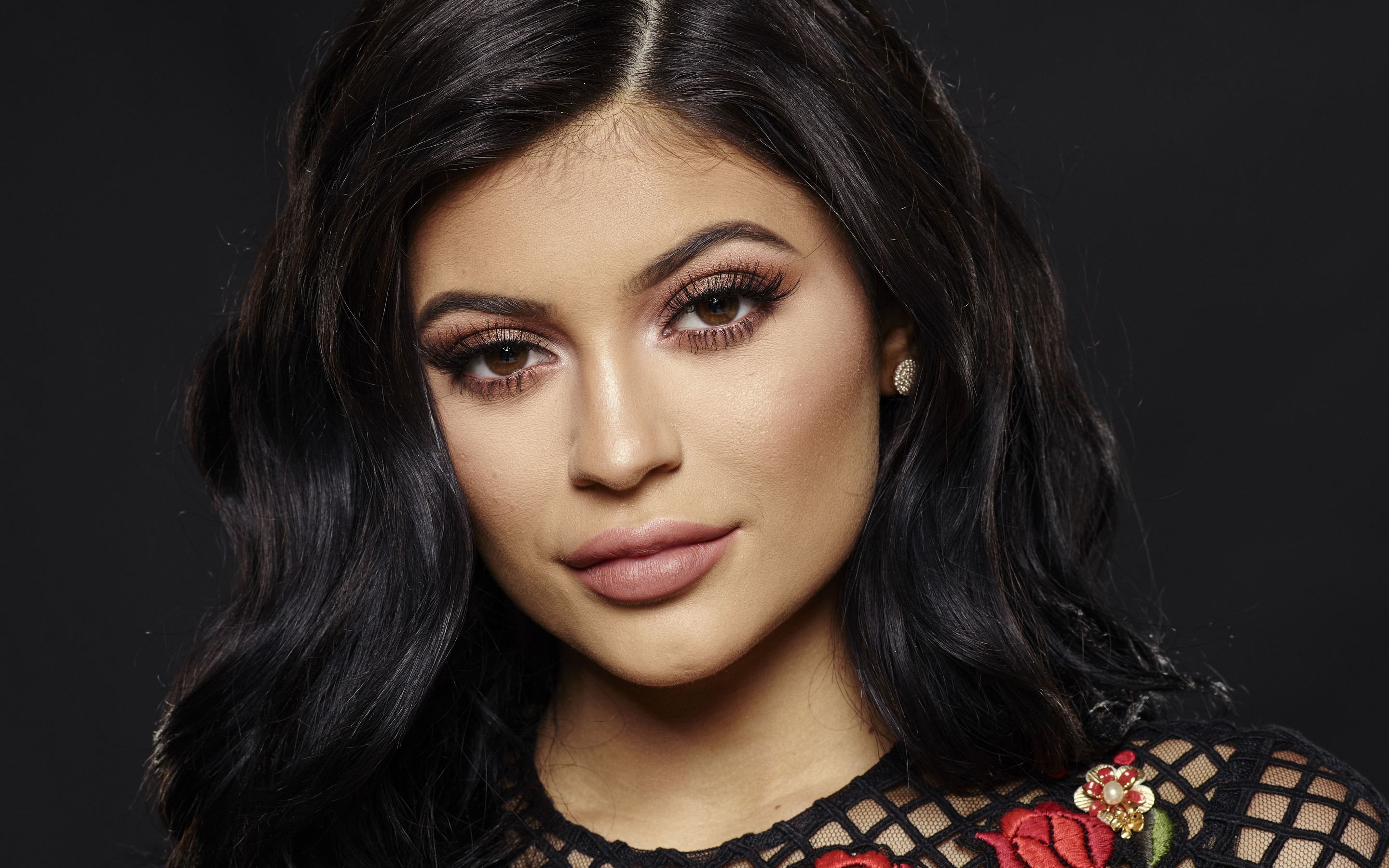 2880x1800 Kylie Jenner New Macbook Pro Retina HD 4k Wallpapers, Images