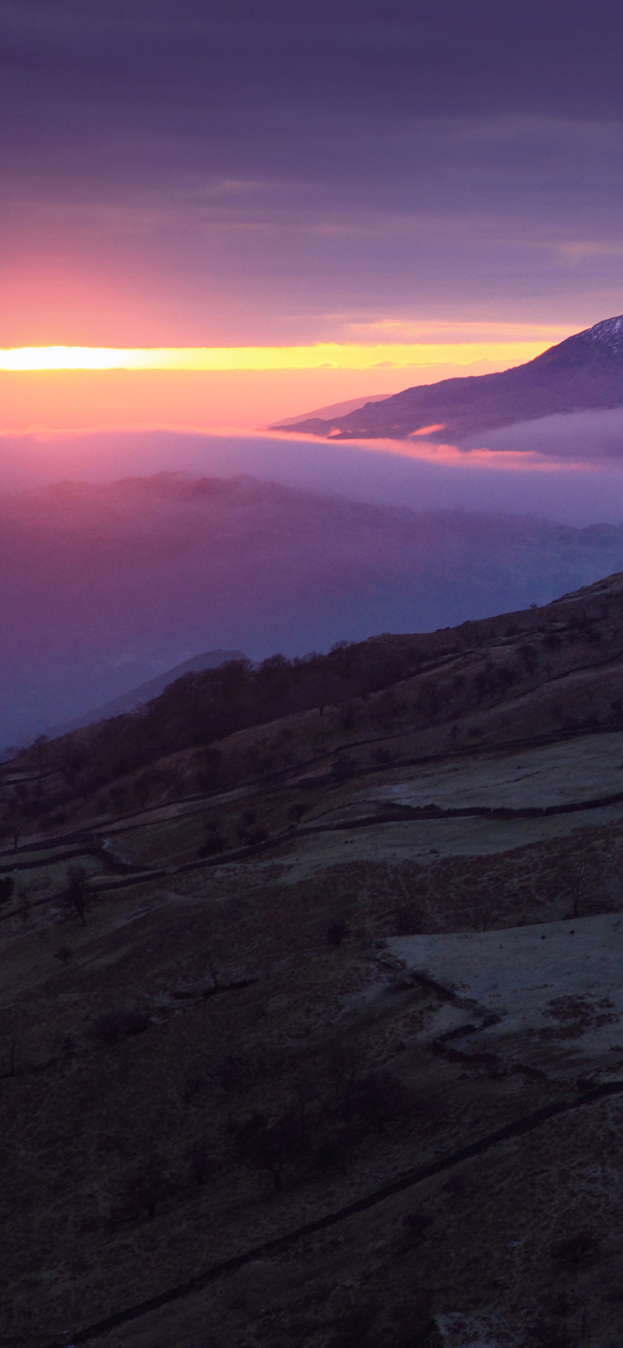 1242x2688-lake-district-view-of-hills-and-mountains-in-the-late