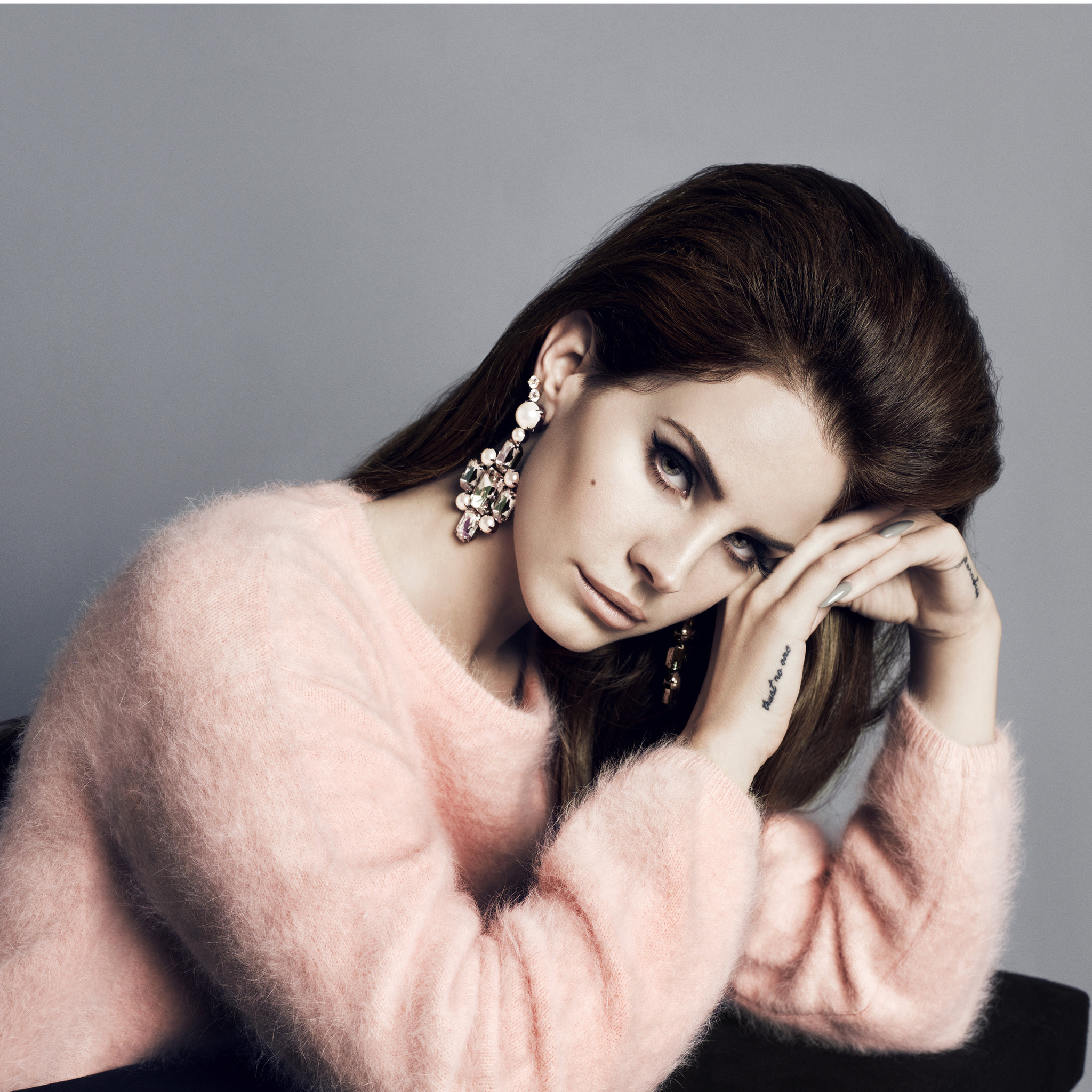 Lana Del Rey H And M 2019 In 2048x2048 Resolution. lana-del-rey-h...