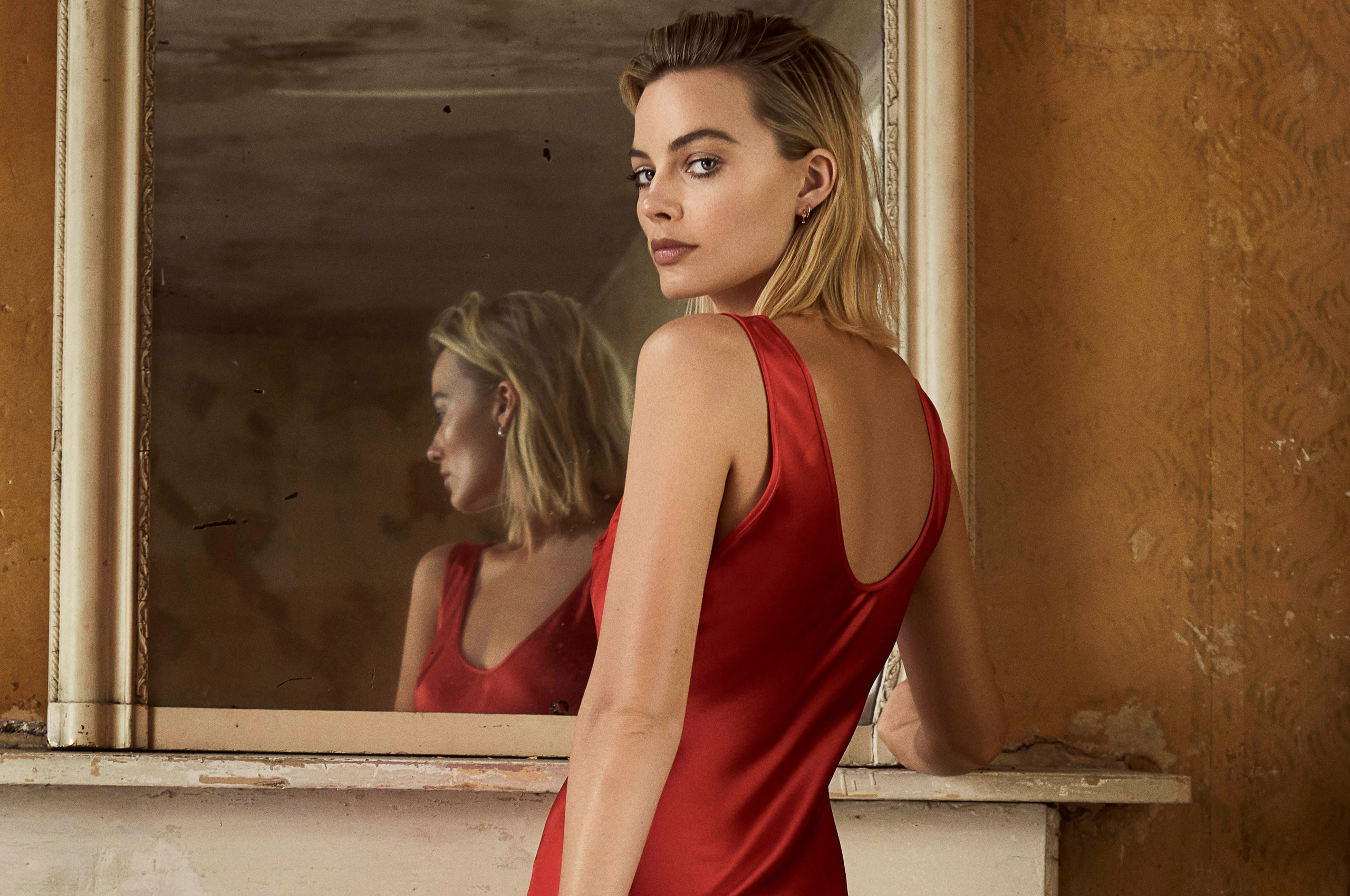 margot-robbie-in-red-dress-photoshoot-for-evening-standarad-7a.jpg. 