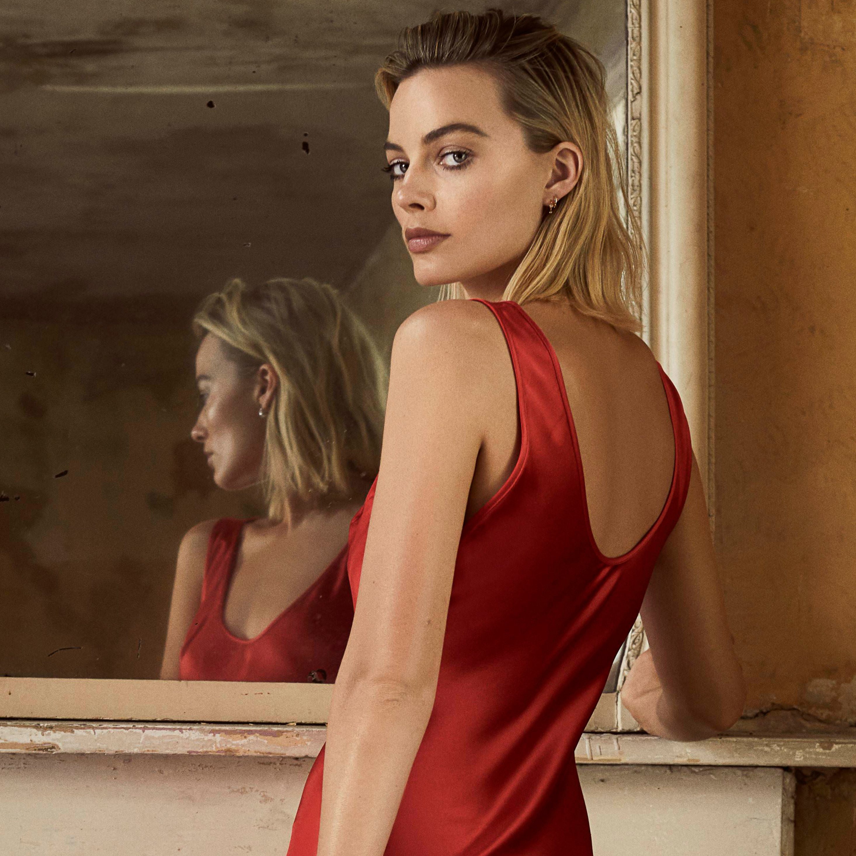 margot-robbie-in-red-dress-photoshoot-for-evening-standarad-7a.jpg