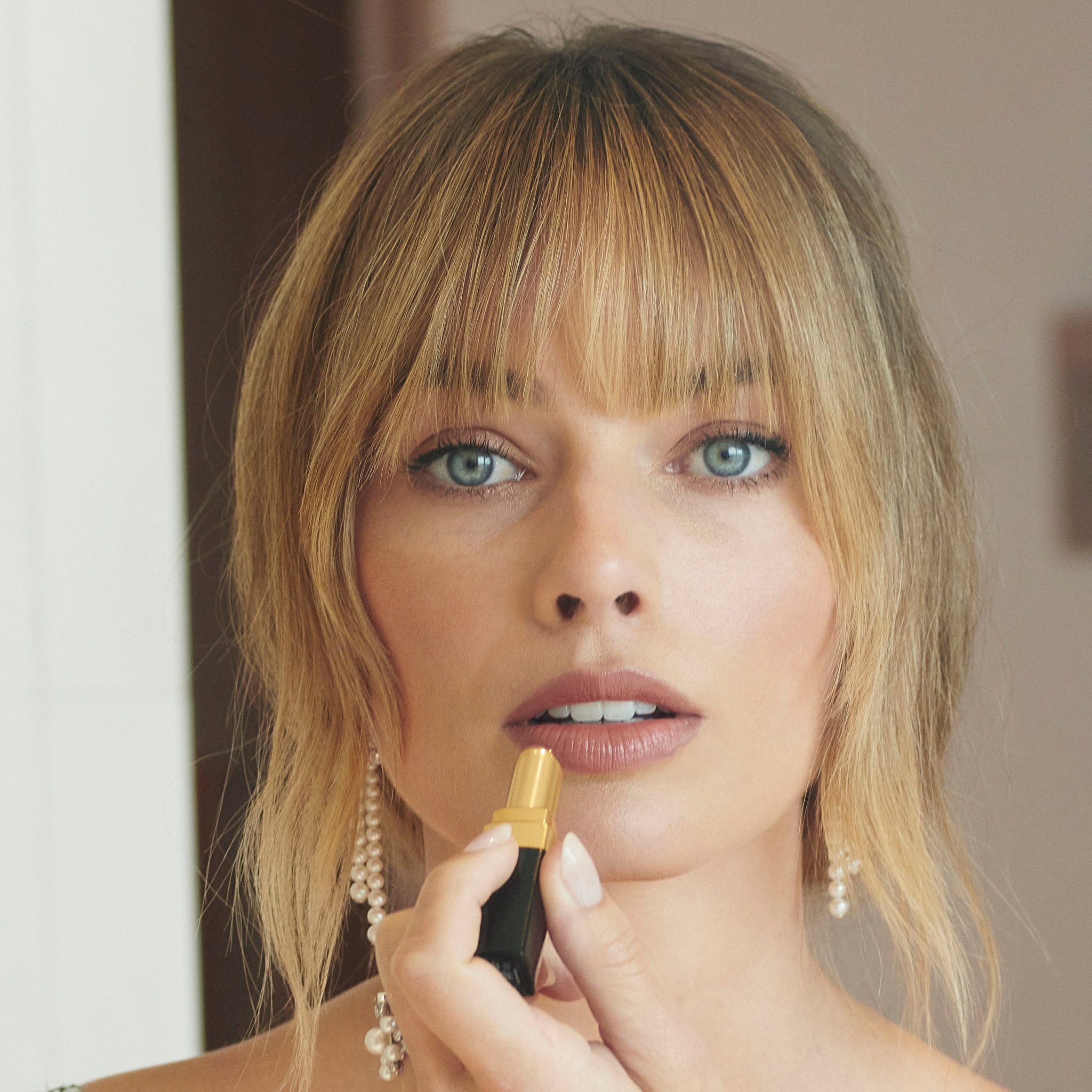 2048x2048 Margot Robbie Oscars 2021 Vogue 5k Ipad Air HD 4k Wallpapers
