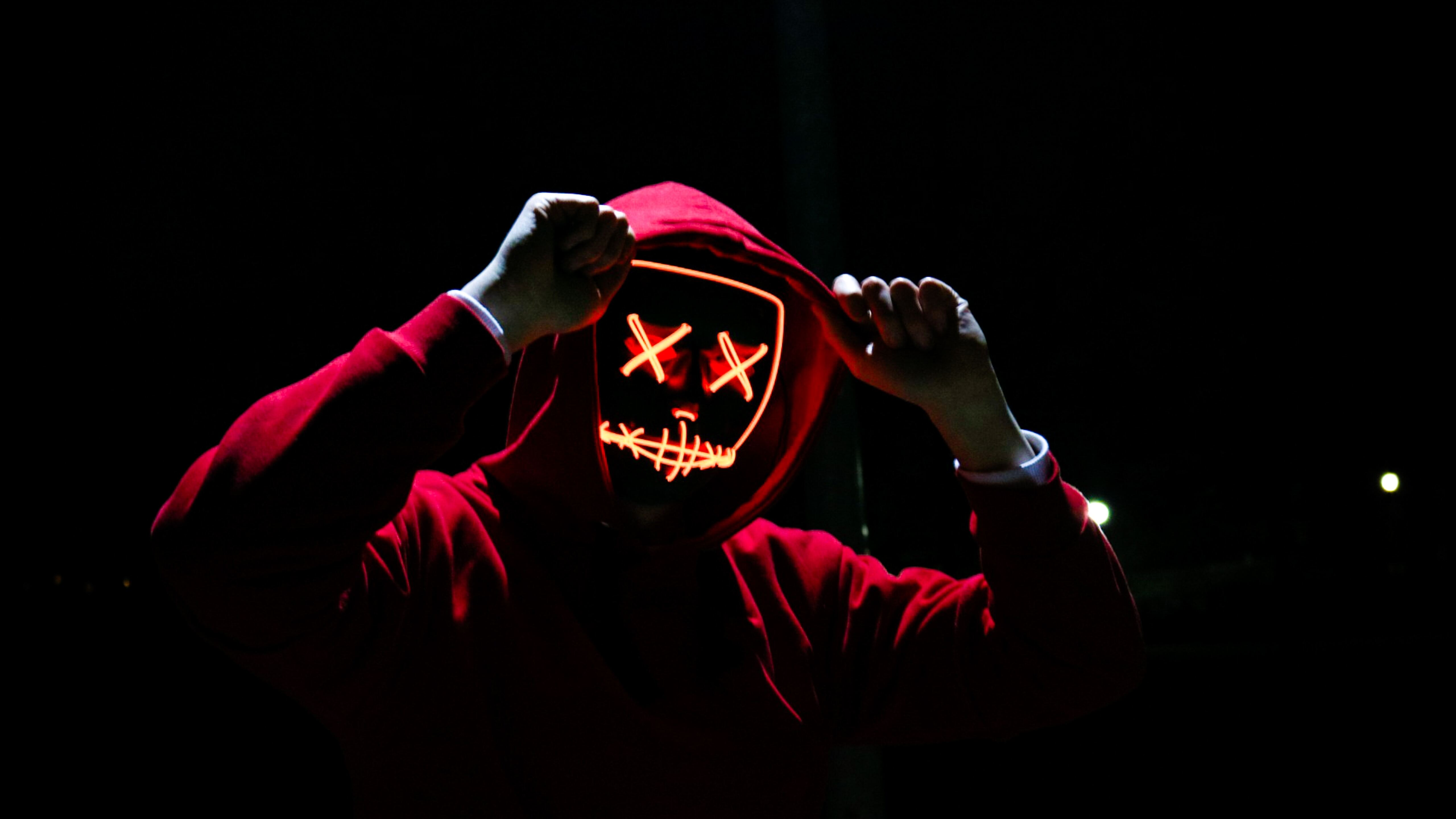 Человек в красной маске. Неоновая маска Судная ночь. Маска с крестиками. Маска с крестами на глазах. Парень в светящейся маске.