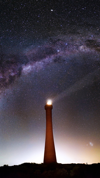 milky-way-over-lighthouse-5k-4c.jpg