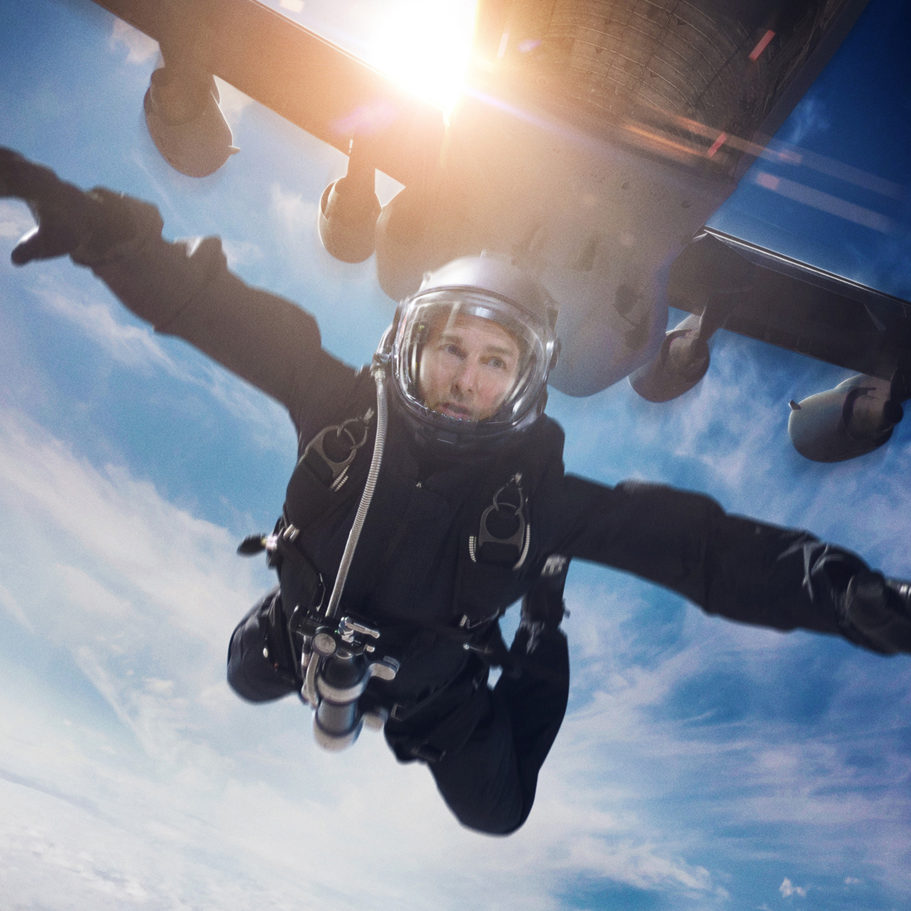 Вокруг полететь. Том Круз миссия невыполнима 2018. Итан Хант миссия невыполнима. Миссия невыполнима прыжок с парашютом. Том Круз в космосе.