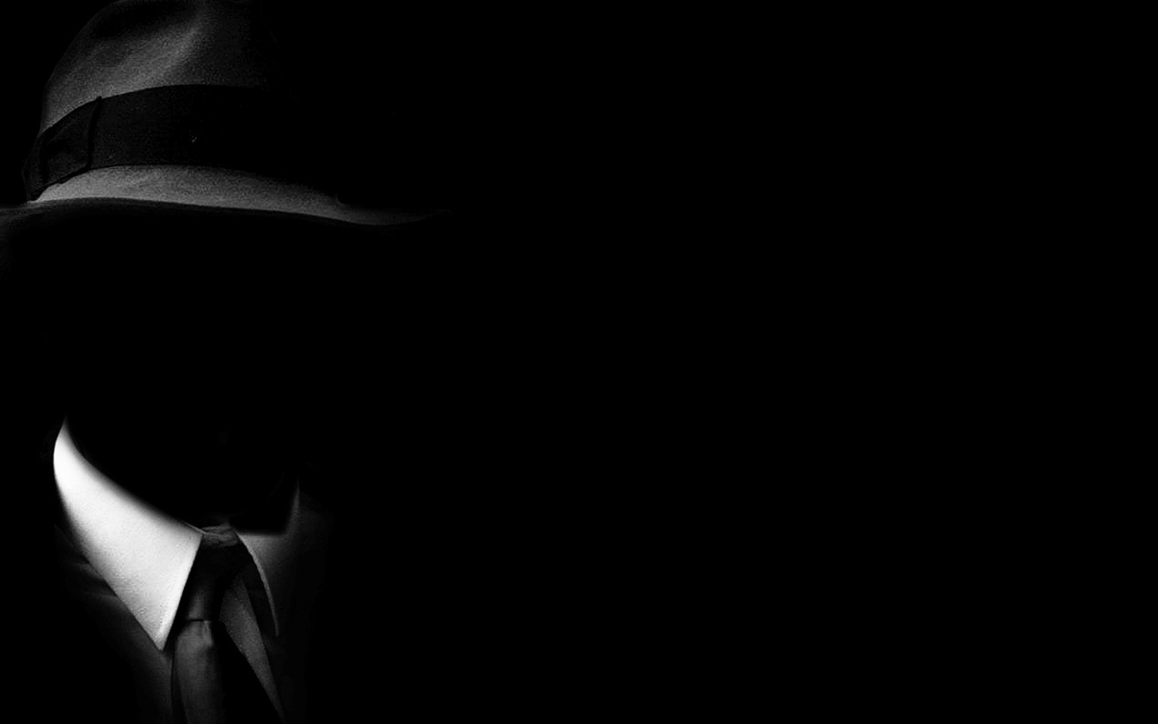 Dark hat. «Человек в чёрном костюме», 2004 Кинг. Мужской силуэт на черном фоне. Тень мужчины в шляпе. Человек в черной шляпе.