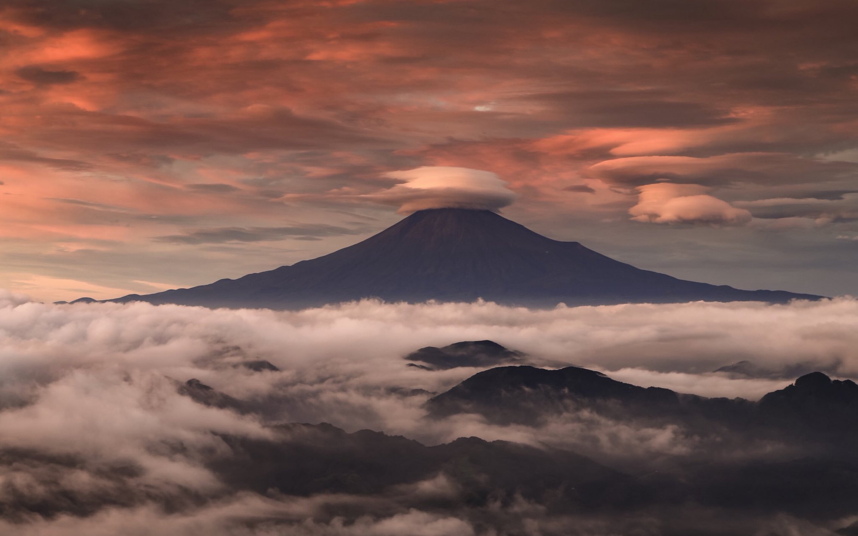 Японские облака. Вулкан Фудзияма. Гора Фудзияма 4к. Фудзияма вулкан в 4 к. Гора Фудзи в Японии.