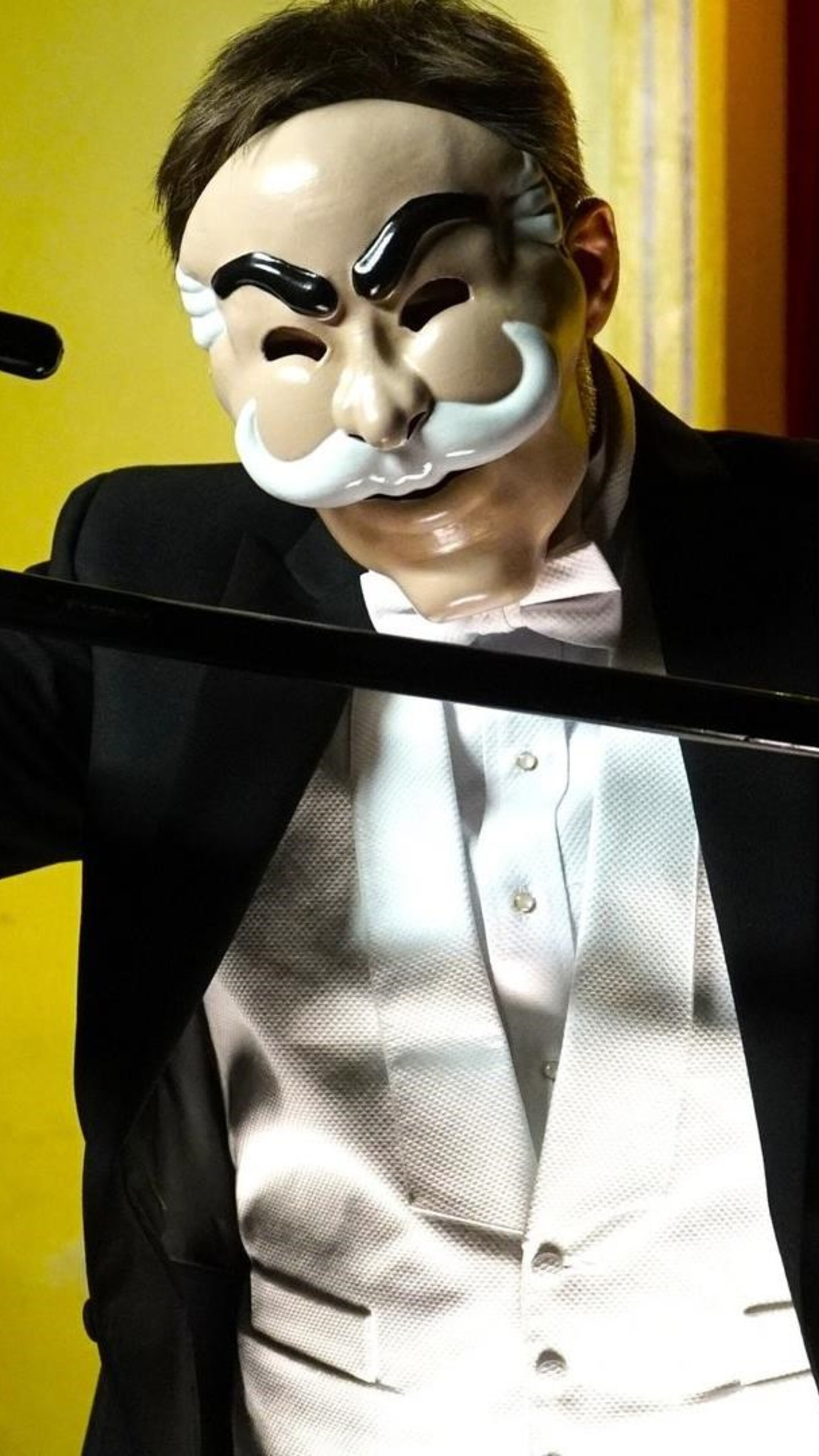Какую маску откроют сегодня в шоу маска. Mr Robot маска. Шоу маска 2 часть. Милохин в шоу маска.