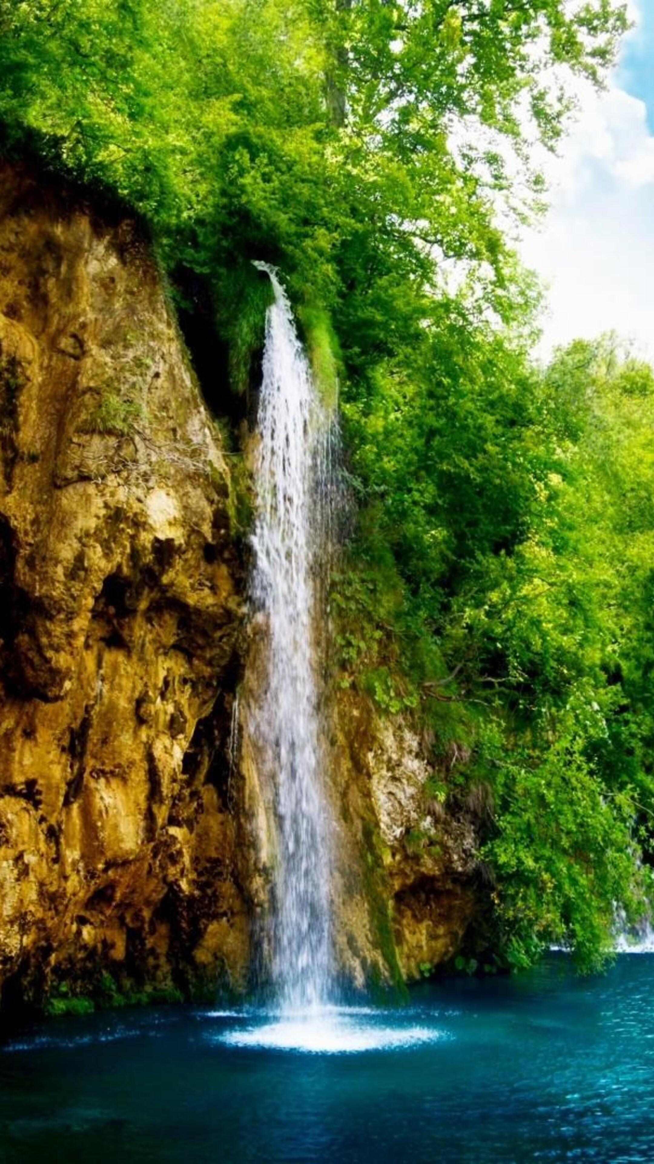 Обои на телефон с галереи. Плитвицкие озёра Хорватия. Водопад у озера. Красивые водопады. Живая природа.