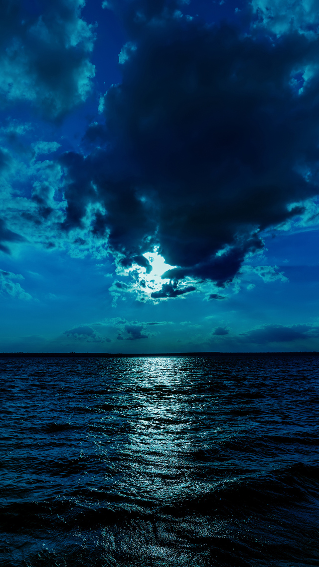Với độ phân giải 640x1136, hình nền trăng biển bầu trời xanh 4K cho iPhone 5,5c,5S,SE, iPod Touch sẽ mang đến cho bạn một trải nghiệm đầy cảm xúc và ấn tượng. Chỉ cần lướt qua các bức ảnh đẹp mắt này bạn sẽ cảm nhận được cái đẹp tuyệt vời của thiên nhiên và sự yên bình của đại dương trong đêm tối.
